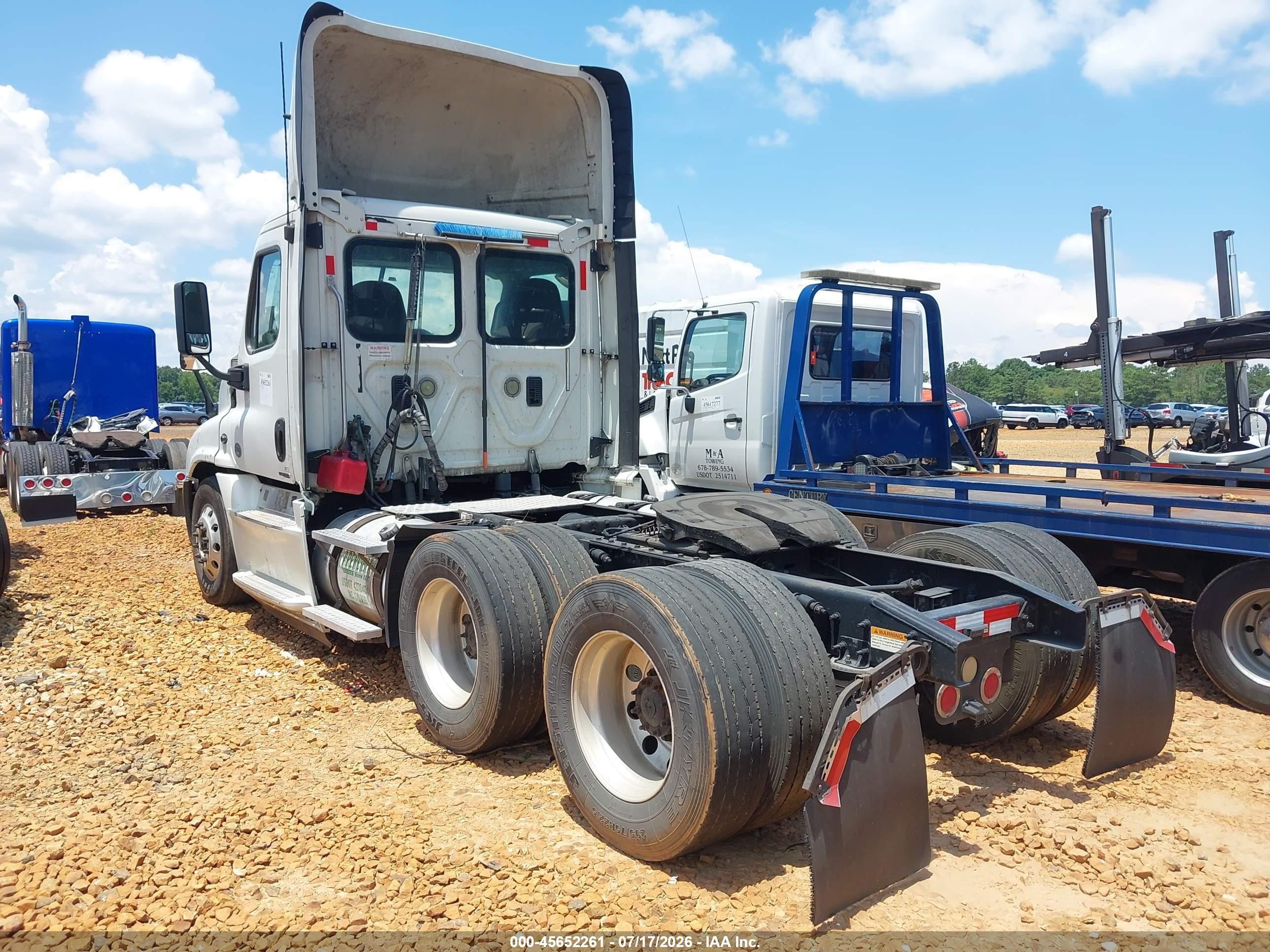 2014 Freightliner Cascadia 125 VIN 3AKJGED5XESFL2378 IAAI salvage auction — Repossession, Clear (Georgia), sold $5,500 on 2026-09-10 (photo 3)