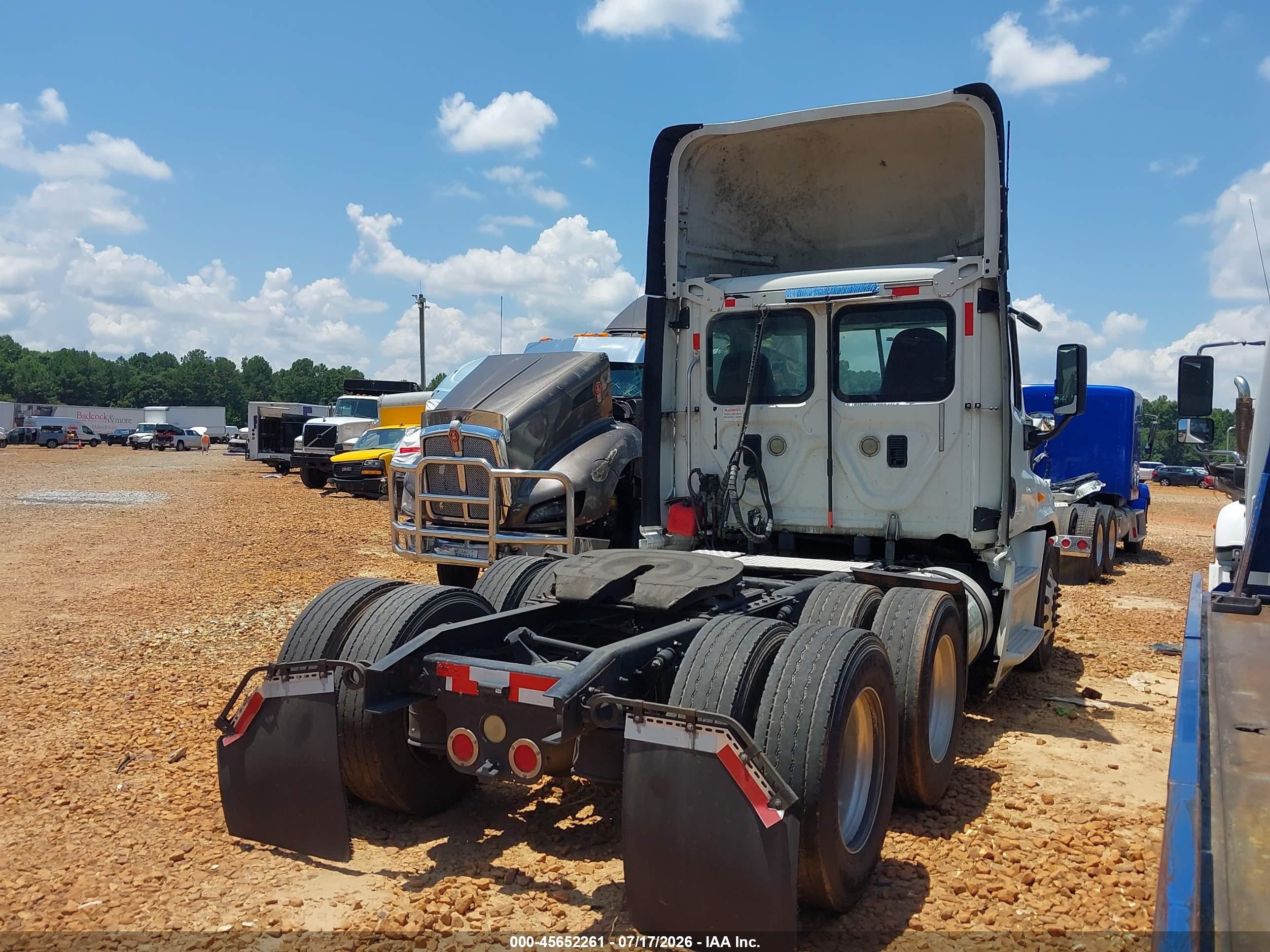 2014 Freightliner Cascadia 125 VIN 3AKJGED5XESFL2378 IAAI salvage auction — Repossession, Clear (Georgia), sold $5,500 on 2026-09-10 (photo 4)