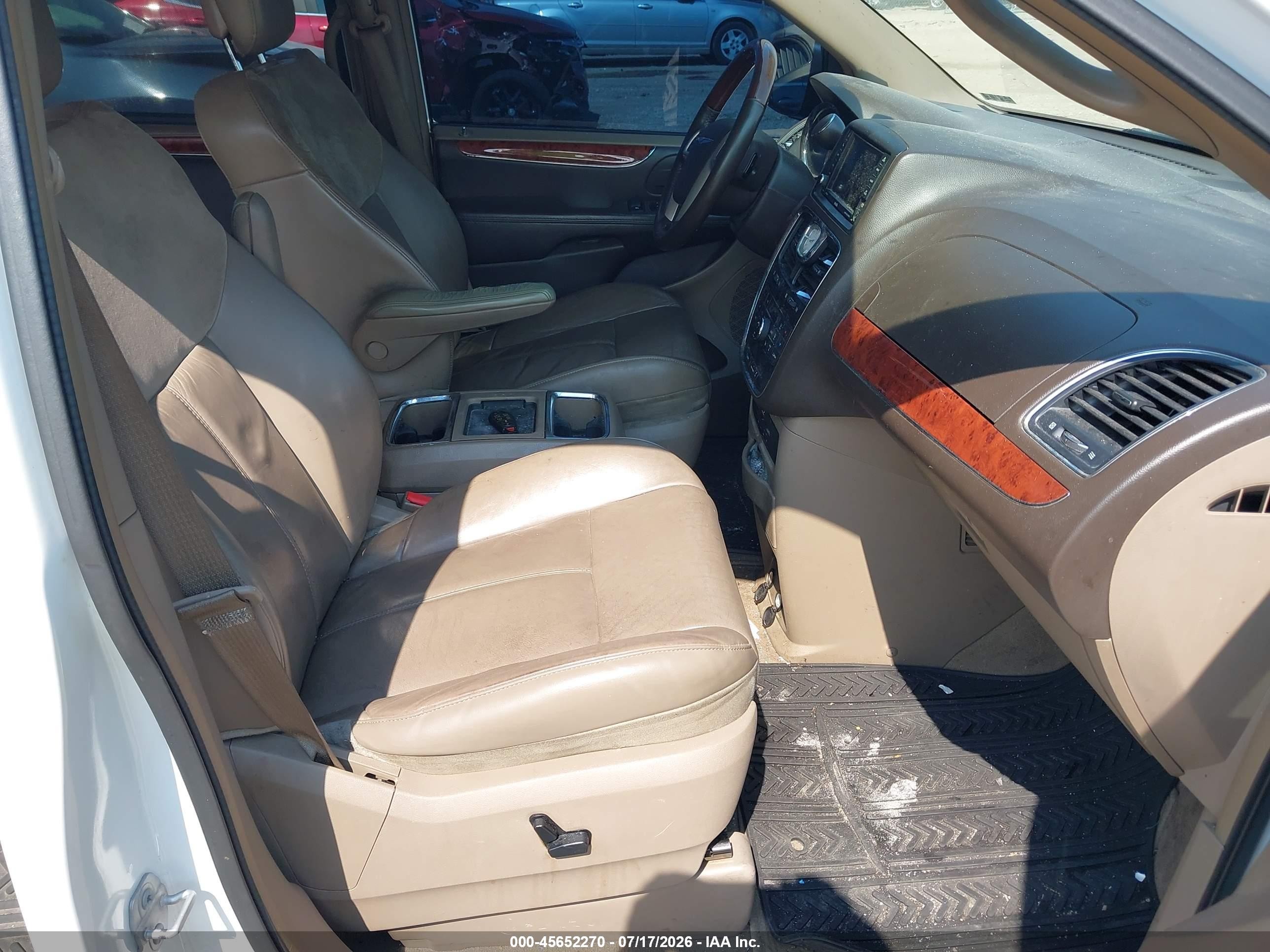 2014 Chrysler Town & country VIN 2C4RC1GG4ER467233 IAAI salvage auction — Front End, Salvage (Illinois), sold $425 on 2026-09-09 (photo 5)