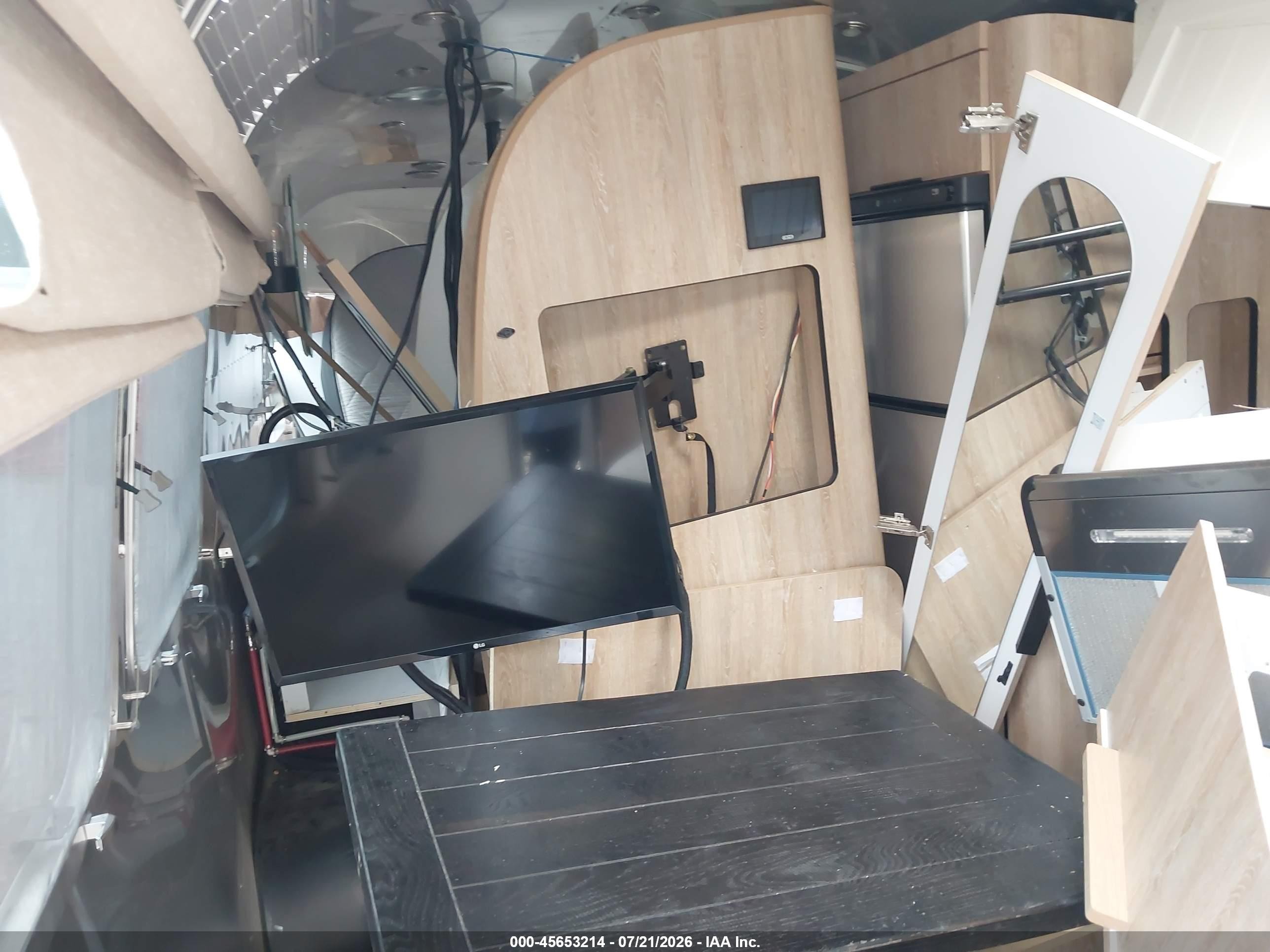 2022 Airstream 28rb VIN 1STJFYM21NJ559329 IAAI salvage auction — Rollover, Salvage (Ohio), sold $300 on 2026-09-09 (photo 8)