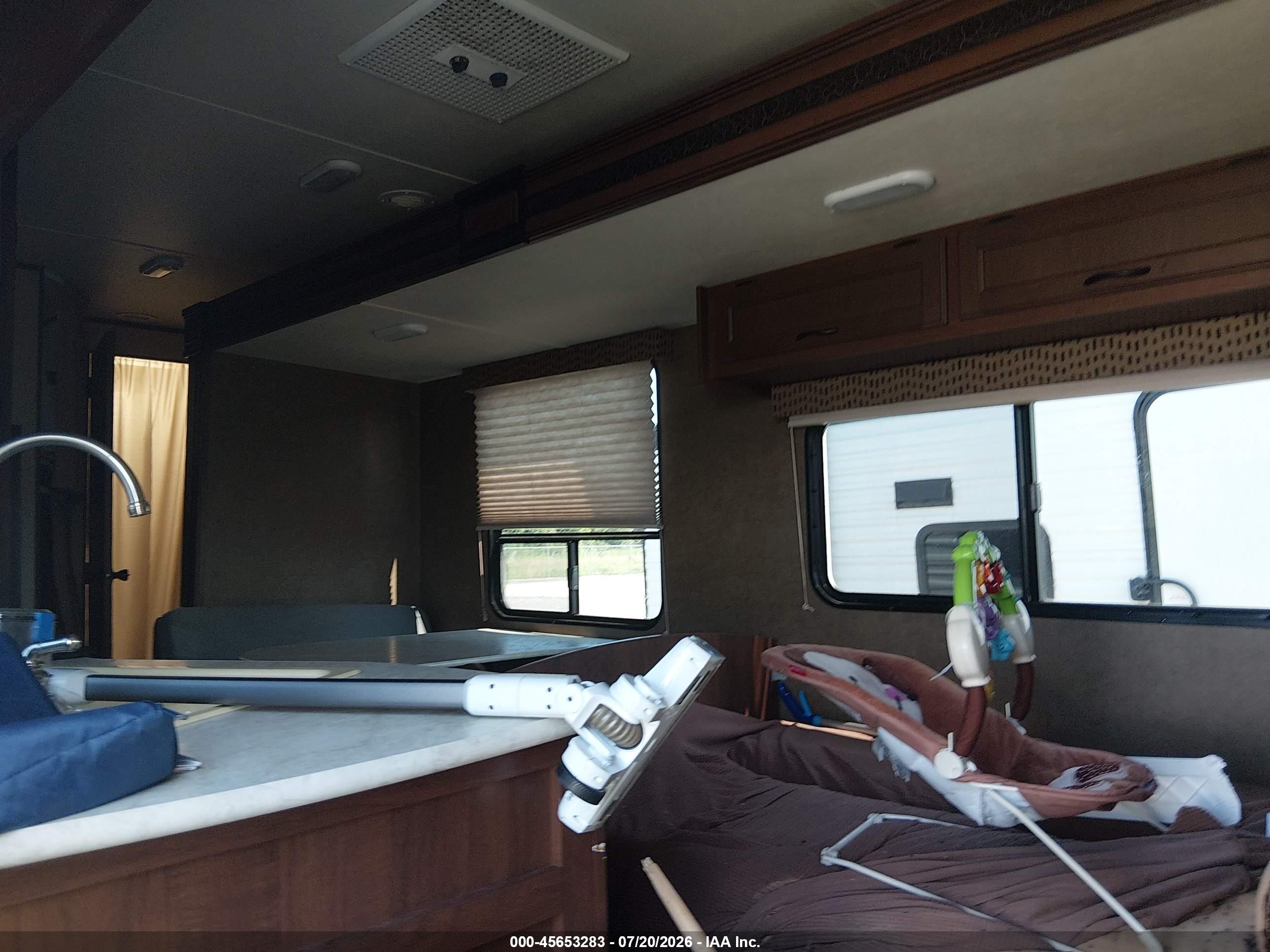 2015 Jayco Jay Flight VIN 1UJBJ0BNXF17W0759 IAAI salvage auction — Top/Roof, Salvage (Delaware), sold $1,750 on 2026-09-23 (photo 5)