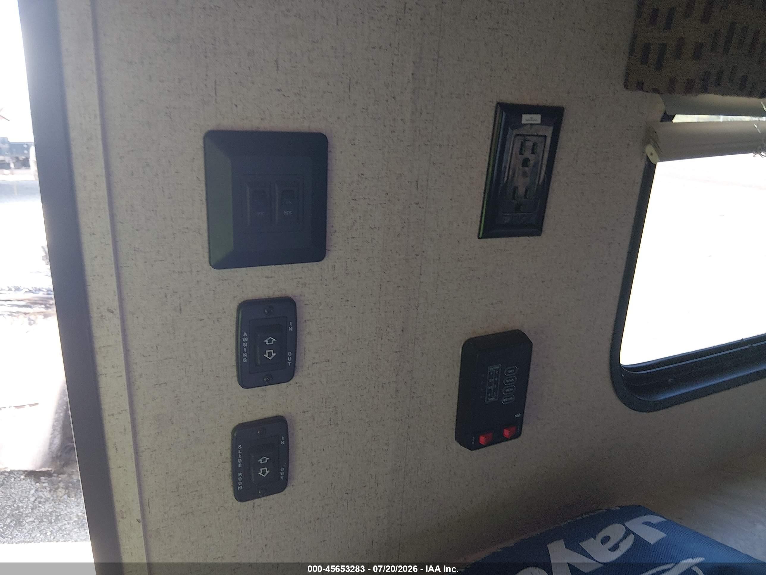 2015 Jayco Jay Flight VIN 1UJBJ0BNXF17W0759 IAAI salvage auction — Top/Roof, Salvage (Delaware), sold $1,750 on 2026-09-23 (photo 7)