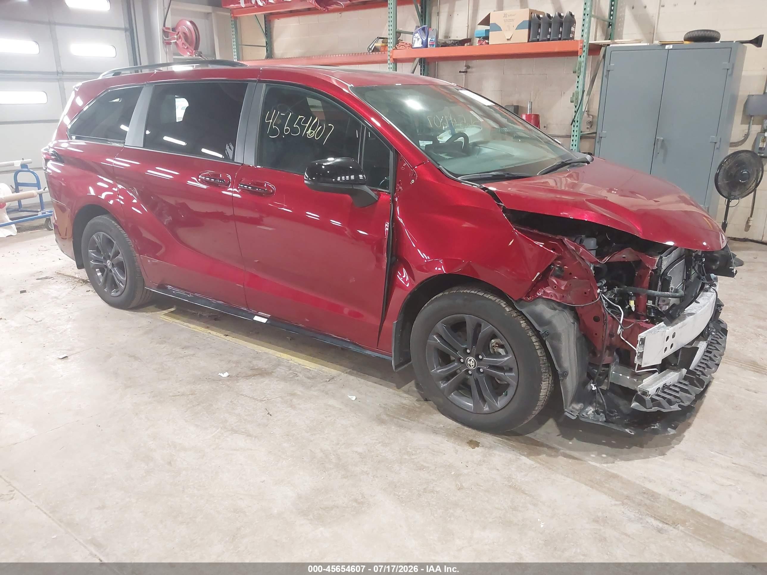 2025 Toyota Sienna VIN 5TDDSKFC9SS206541 — IAAI salvage auction photo
