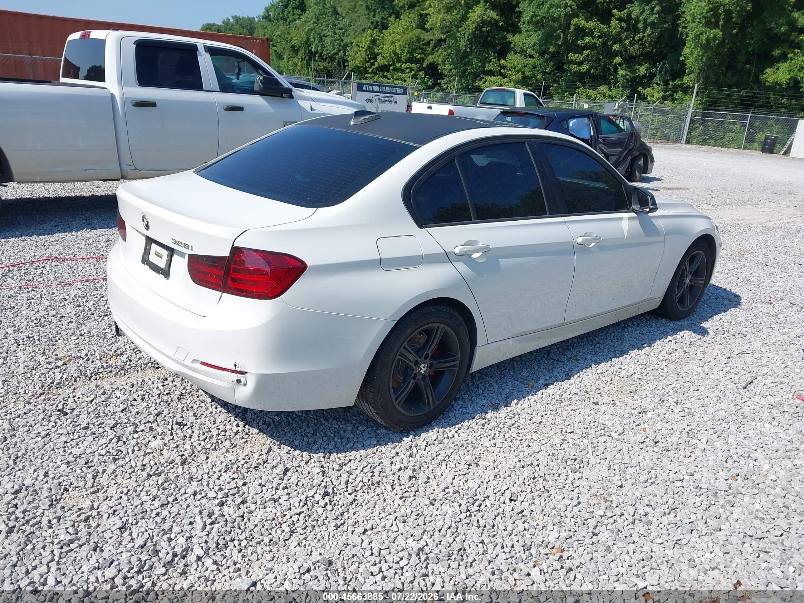 2013 BMW 3er VIN WBA3A5G51DNP21247 IAAI salvage auction — Water/Flood, Salvage (Kentucky), sold $600 on 2026-10-09 (photo 4)