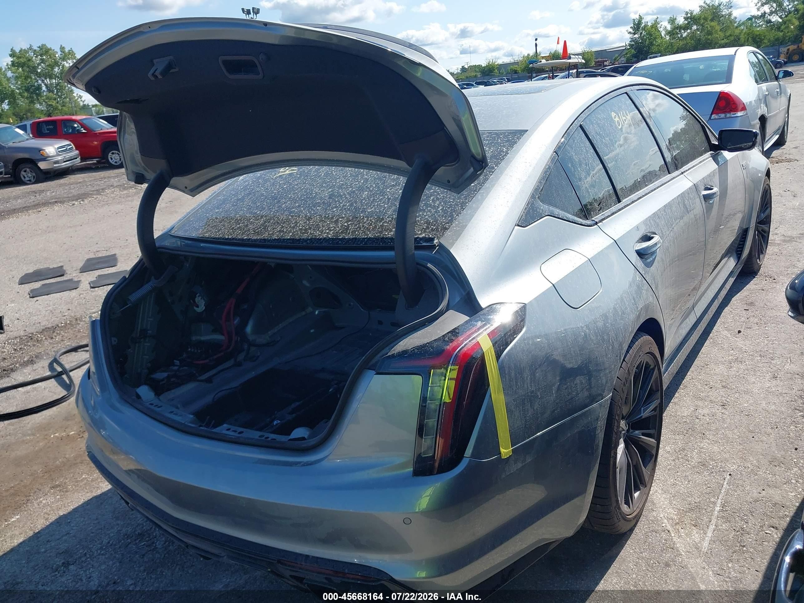 2025 Cadillac CT5 VIN 1G6D25R68S0860072 IAAI salvage auction — Side, Salvage (Illinois), sold $46,000 on 2026-09-23 (photo 4)