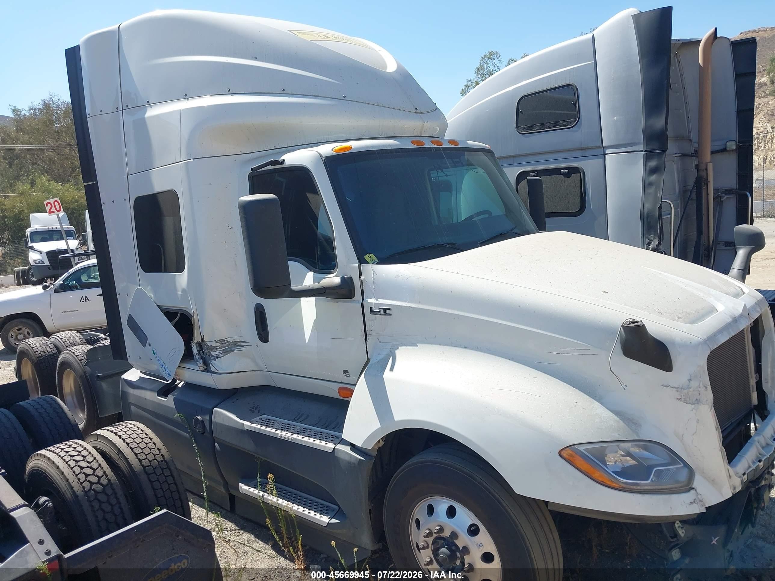 2022 International LT VIN 3HSDZAPRXNN584835 — IAAI salvage auction photo
