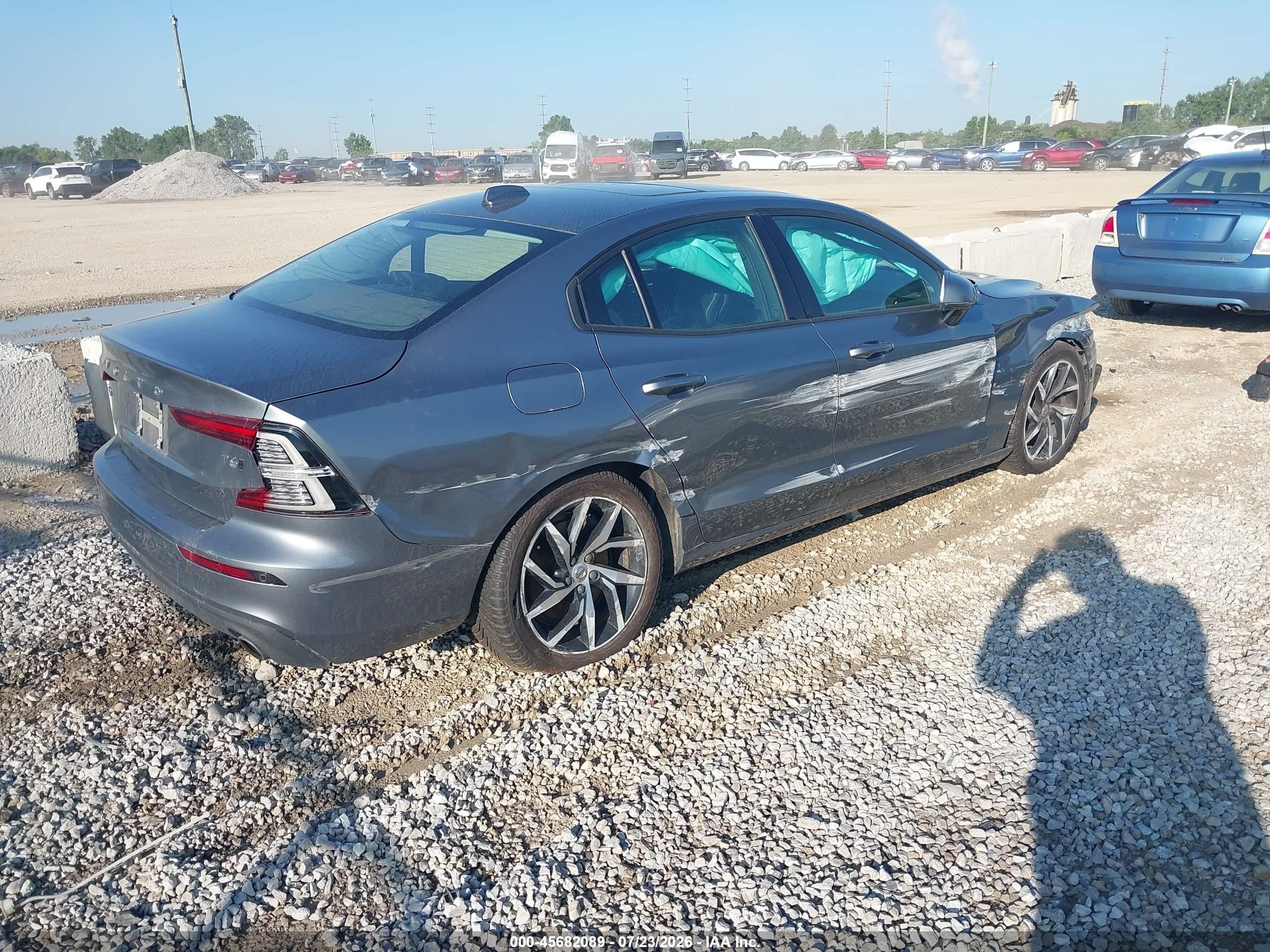 2019 Volvo S60 VIN 7JRA22TK1KG010510 IAAI salvage auction — Side, Salvage (Ohio), sold $1,675 on 2026-09-09 (photo 4)
