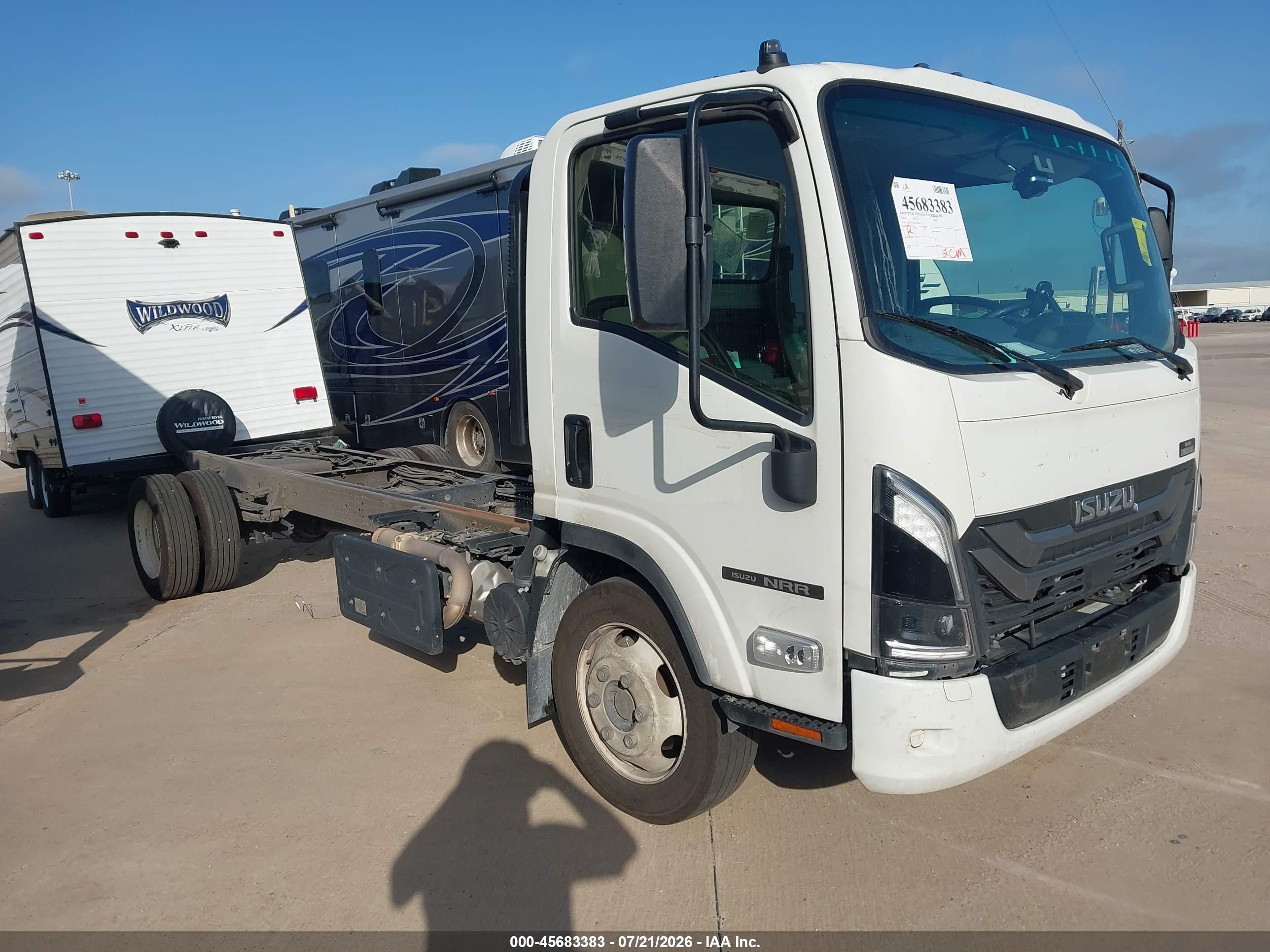 2025 Isuzu NRR VIN JALE5W162S7P08451 — IAAI salvage auction photo