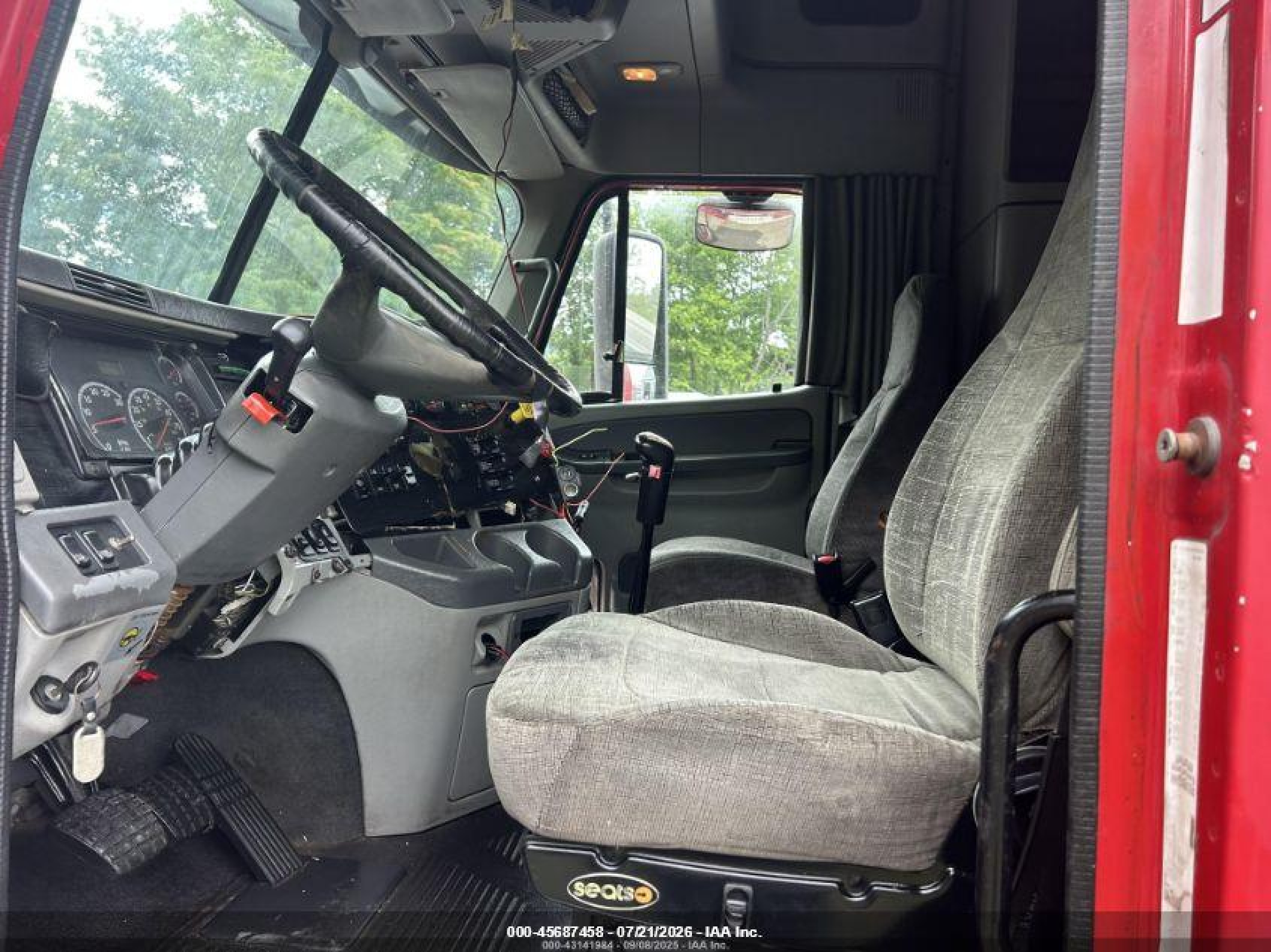 2006 Freightliner Conventional VIN 1FUJA6CK46LU05070 IAAI salvage auction — Normal Wear, Clear (Massachusetts), sold $25,000 on 2026-08-14 (photo 5)