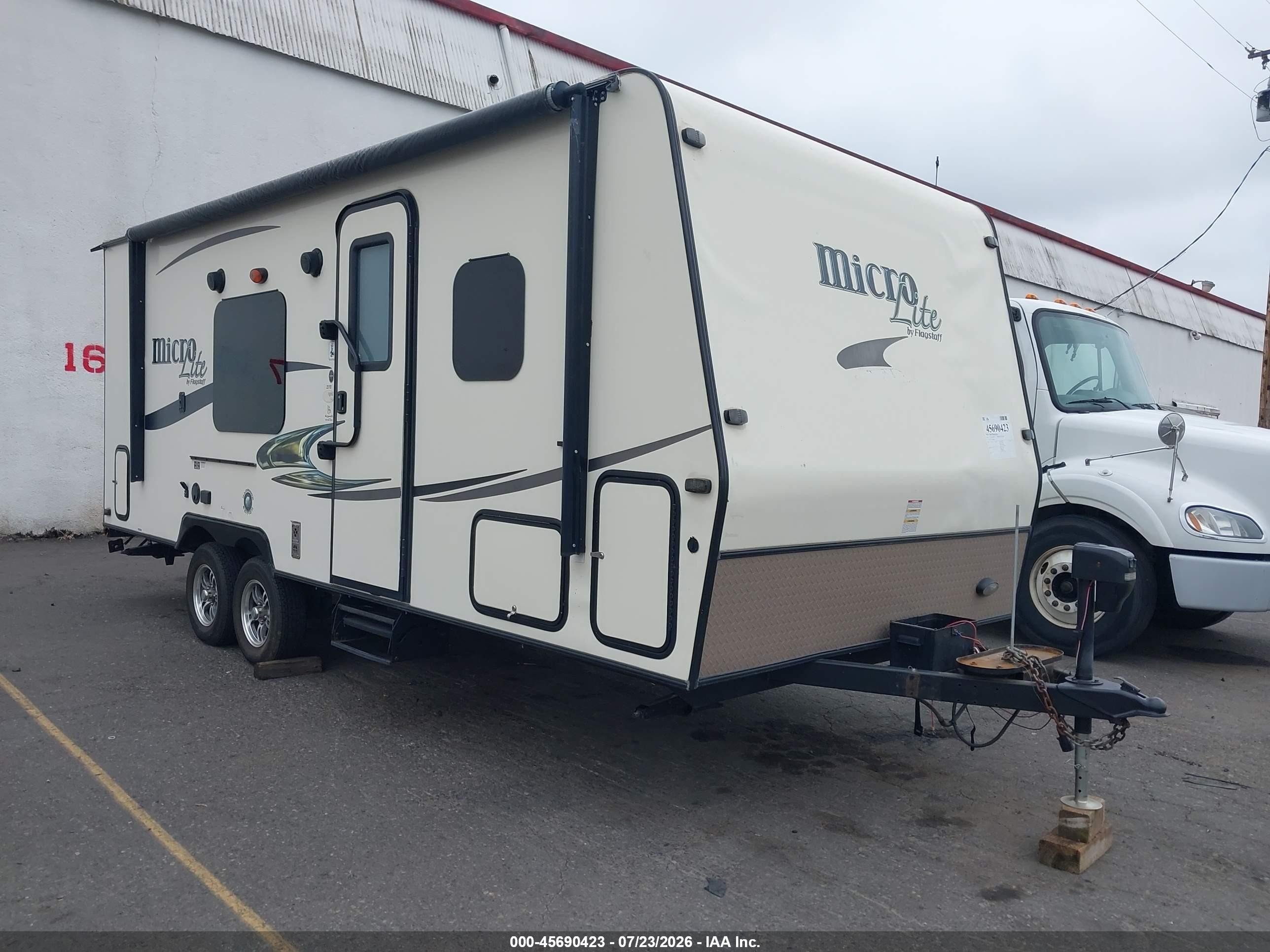 2016 Flagstaff Micro Lite VIN 4X4TFLY22GD406880 IAAI salvage auction — Side, Salvage (Oregon), sold $3,825 on 2026-09-10 (photo 1)