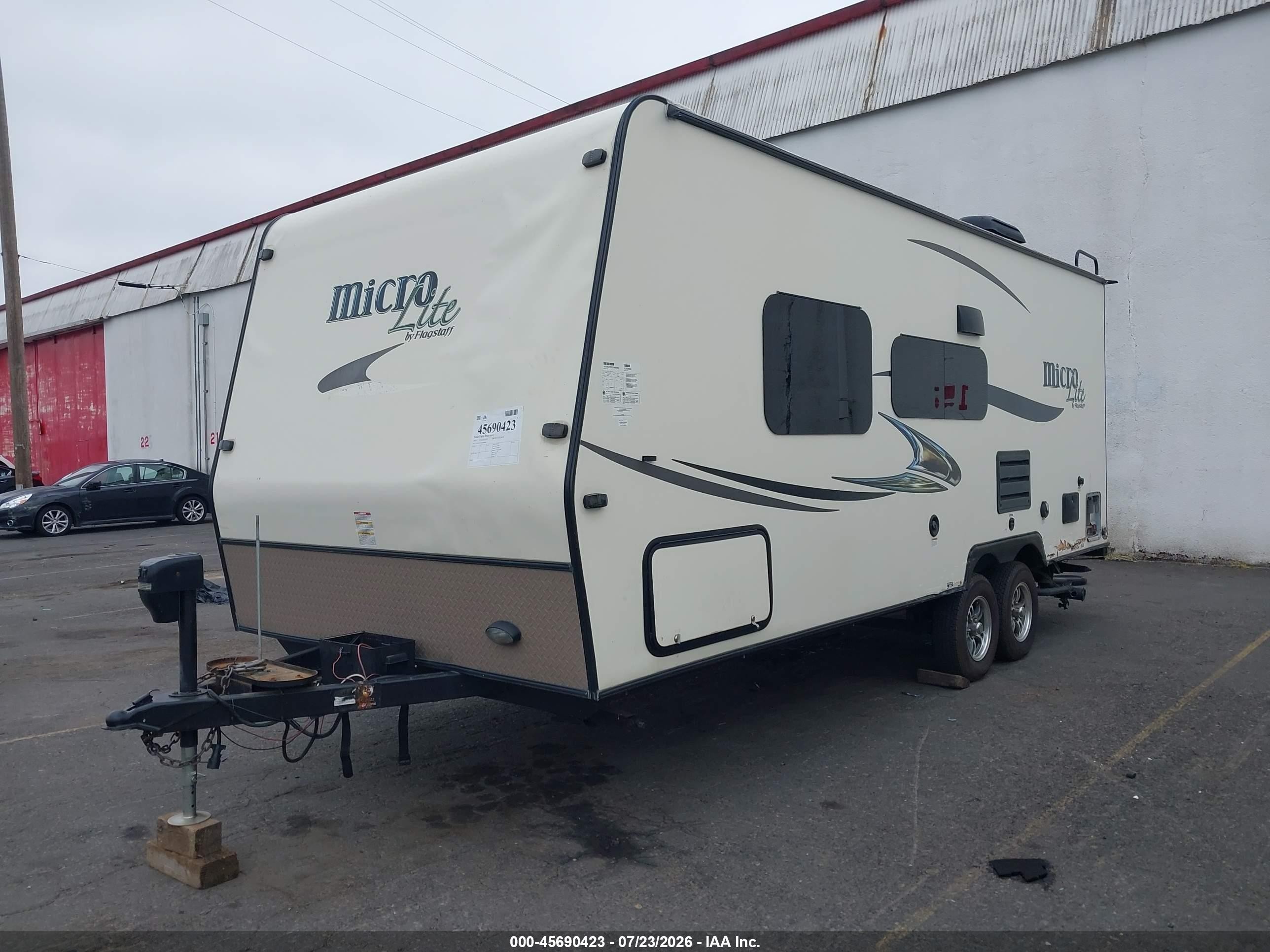 2016 Flagstaff Micro Lite VIN 4X4TFLY22GD406880 IAAI salvage auction — Side, Salvage (Oregon), sold $3,825 on 2026-09-10 (photo 2)