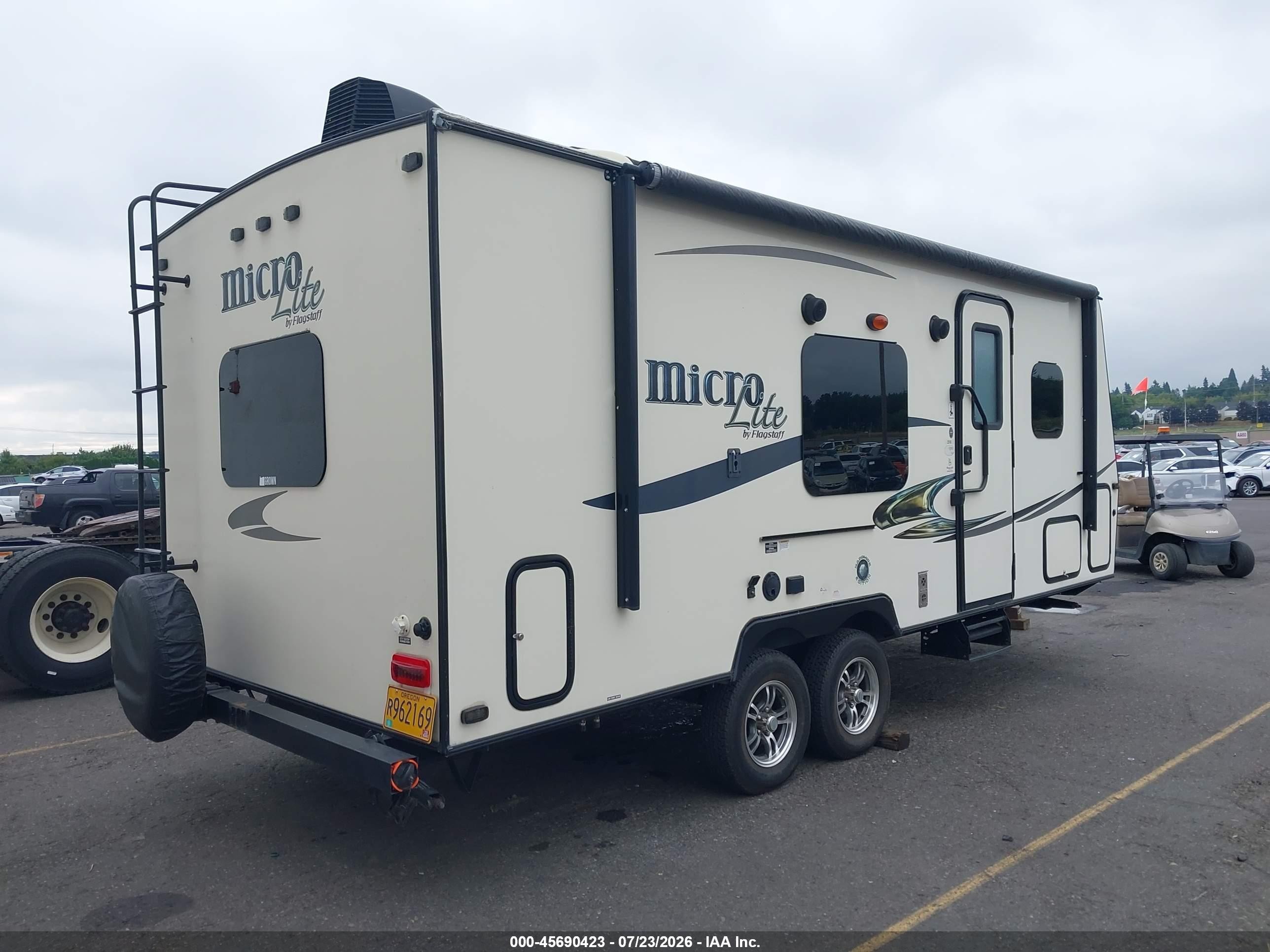 2016 Flagstaff Micro Lite VIN 4X4TFLY22GD406880 IAAI salvage auction — Side, Salvage (Oregon), sold $3,825 on 2026-09-10 (photo 4)