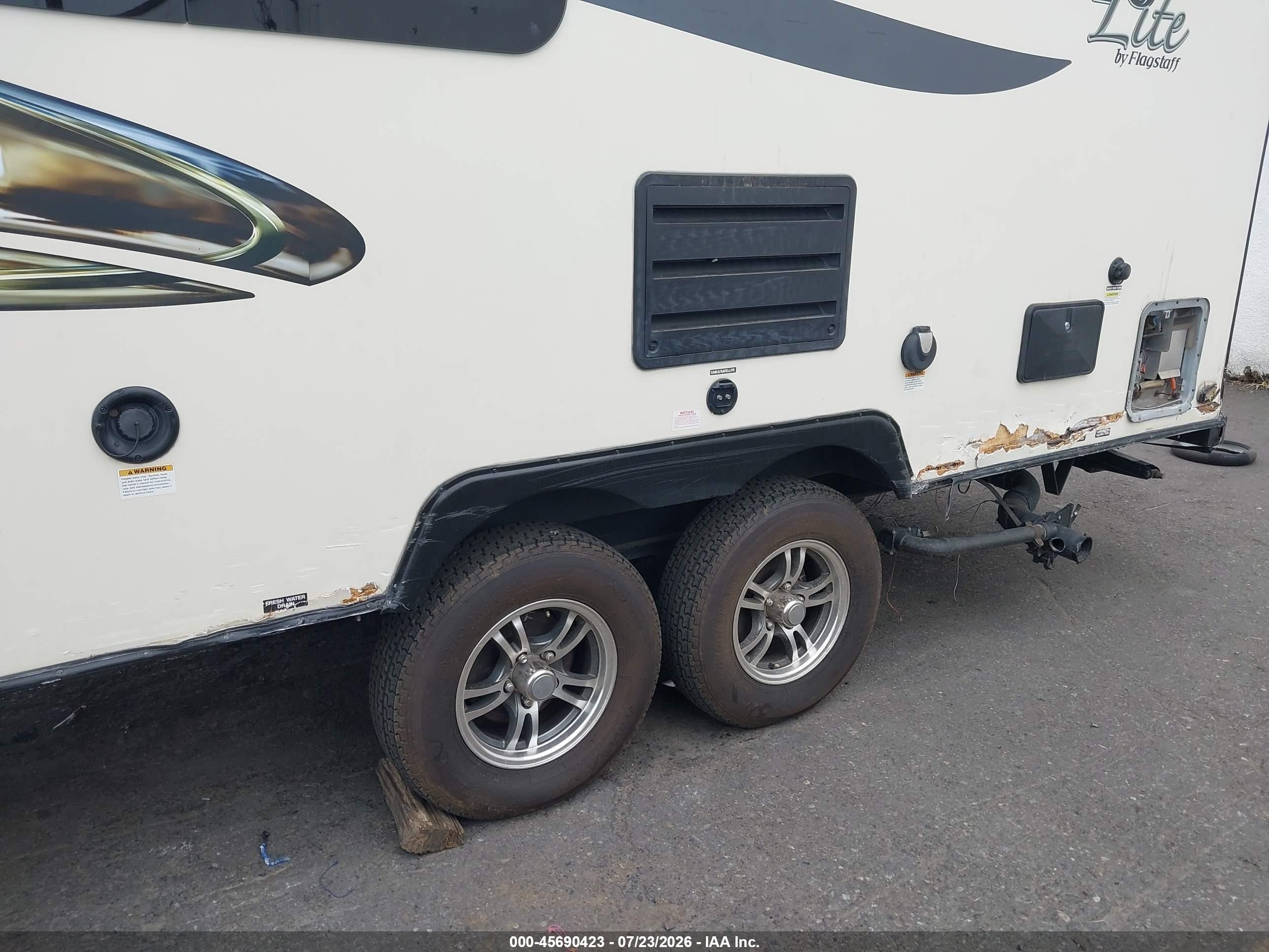 2016 Flagstaff Micro Lite VIN 4X4TFLY22GD406880 IAAI salvage auction — Side, Salvage (Oregon), sold $3,825 on 2026-09-10 (photo 6)