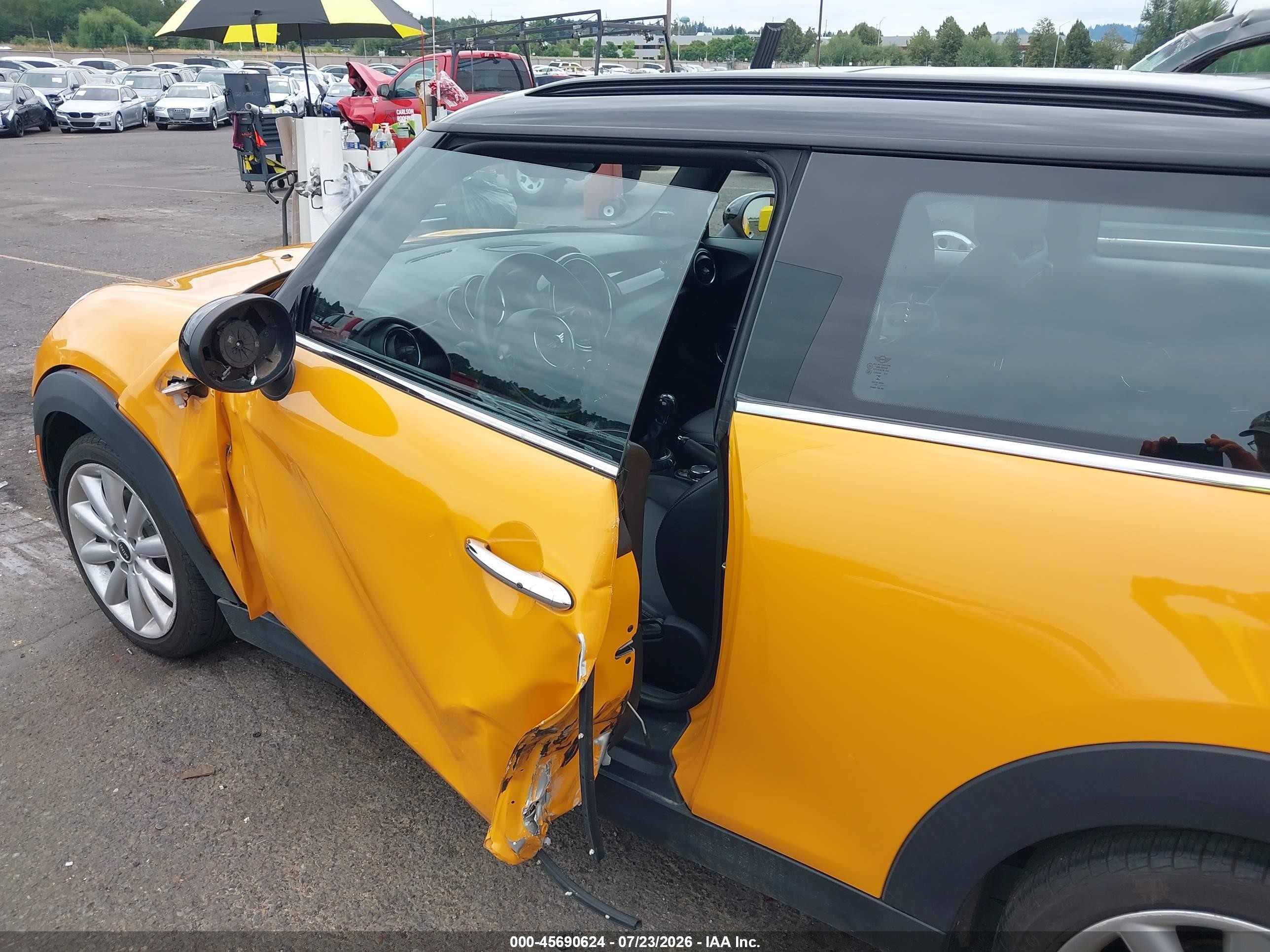 2016 Mini Hardtop VIN WMWXP7C52G3B49187 IAAI salvage auction — Side, Salvage (Oregon), sold $2,450 on 2026-09-12 (photo 6)