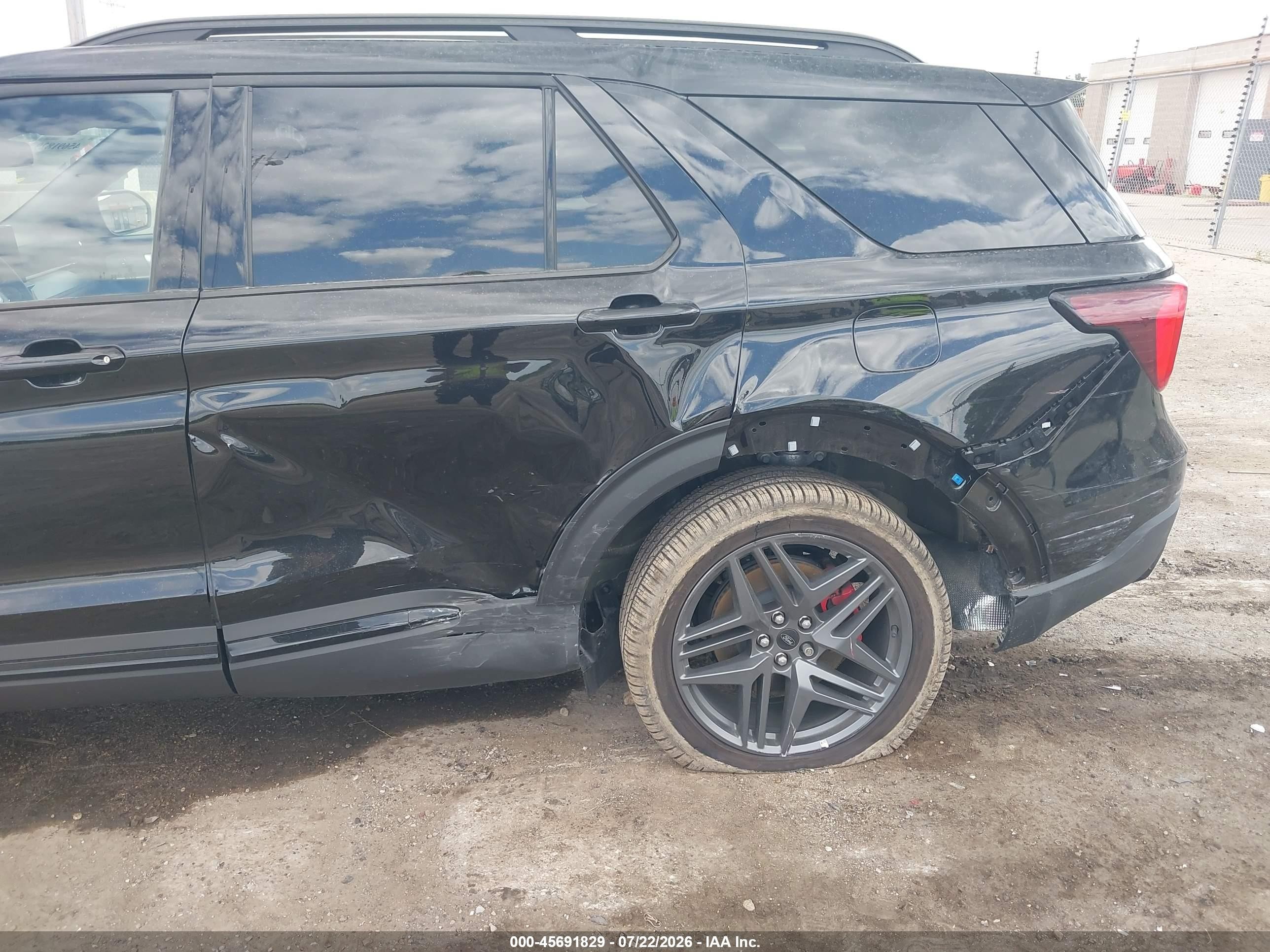 2026 Ford Explorer VIN 1FMUK8KH3TGA42151 IAAI salvage auction — Side, Salvage (Wisconsin), sold $21,700 on 2026-09-04 (photo 6)