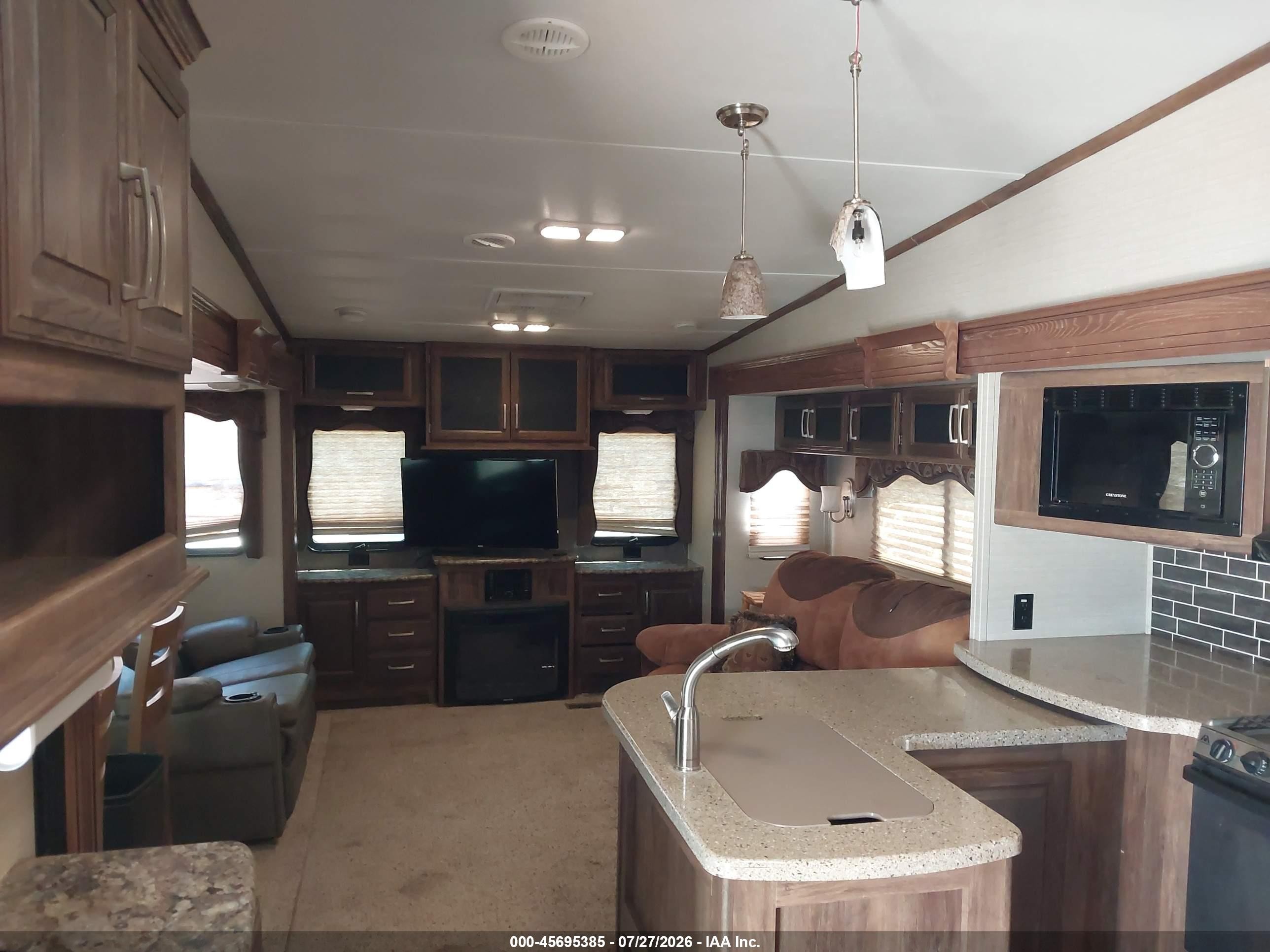 2015 Keystone Cougar VIN 4YDF32720F2504997 IAAI salvage auction — Storm Damage, Salvage (Kansas), sold $3,550 on 2026-10-09 (photo 8)