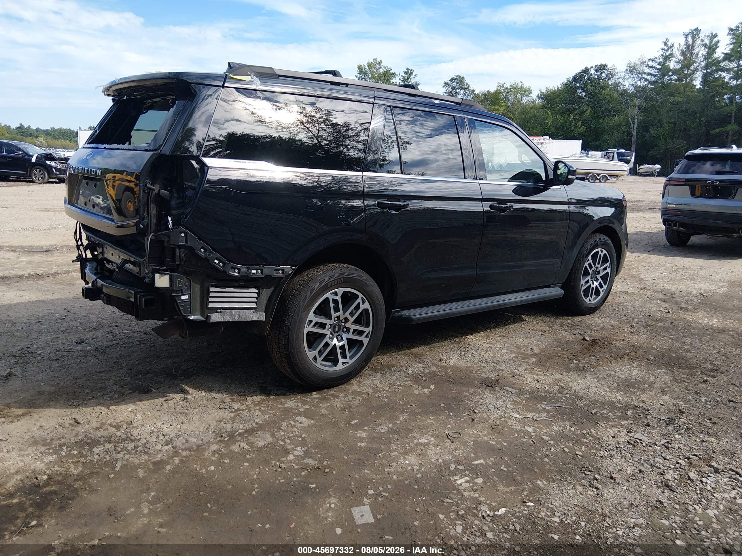 2025 Ford Expedition VIN 1FMJU1J8XSEA32040 IAAI salvage auction — Rear End, Salvage (Massachusetts), sold $21,900 on 2026-09-11 (photo 4)