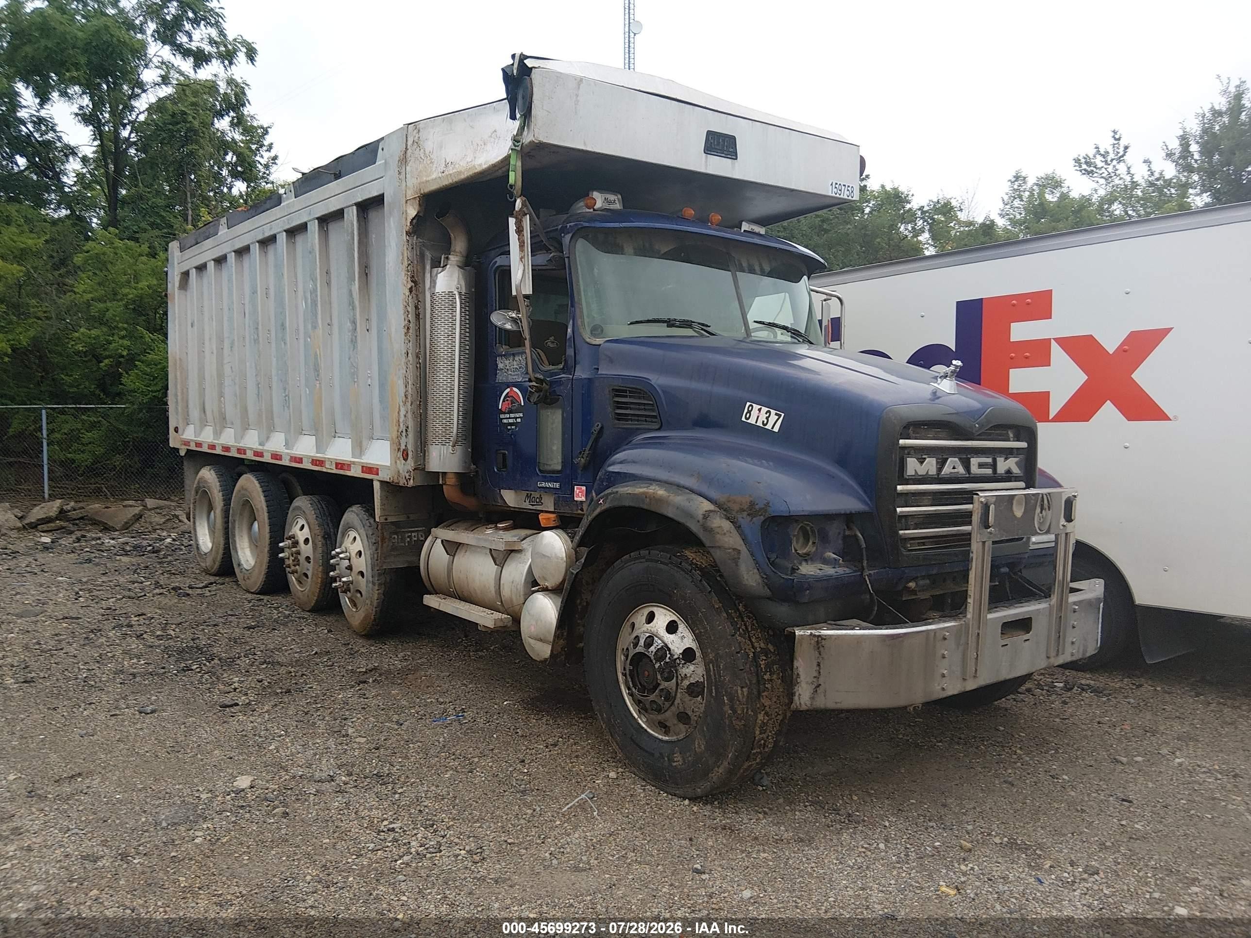 2007 Mack 700 Cv700 VIN 1M2AG11C67M068137 — IAAI salvage auction photo