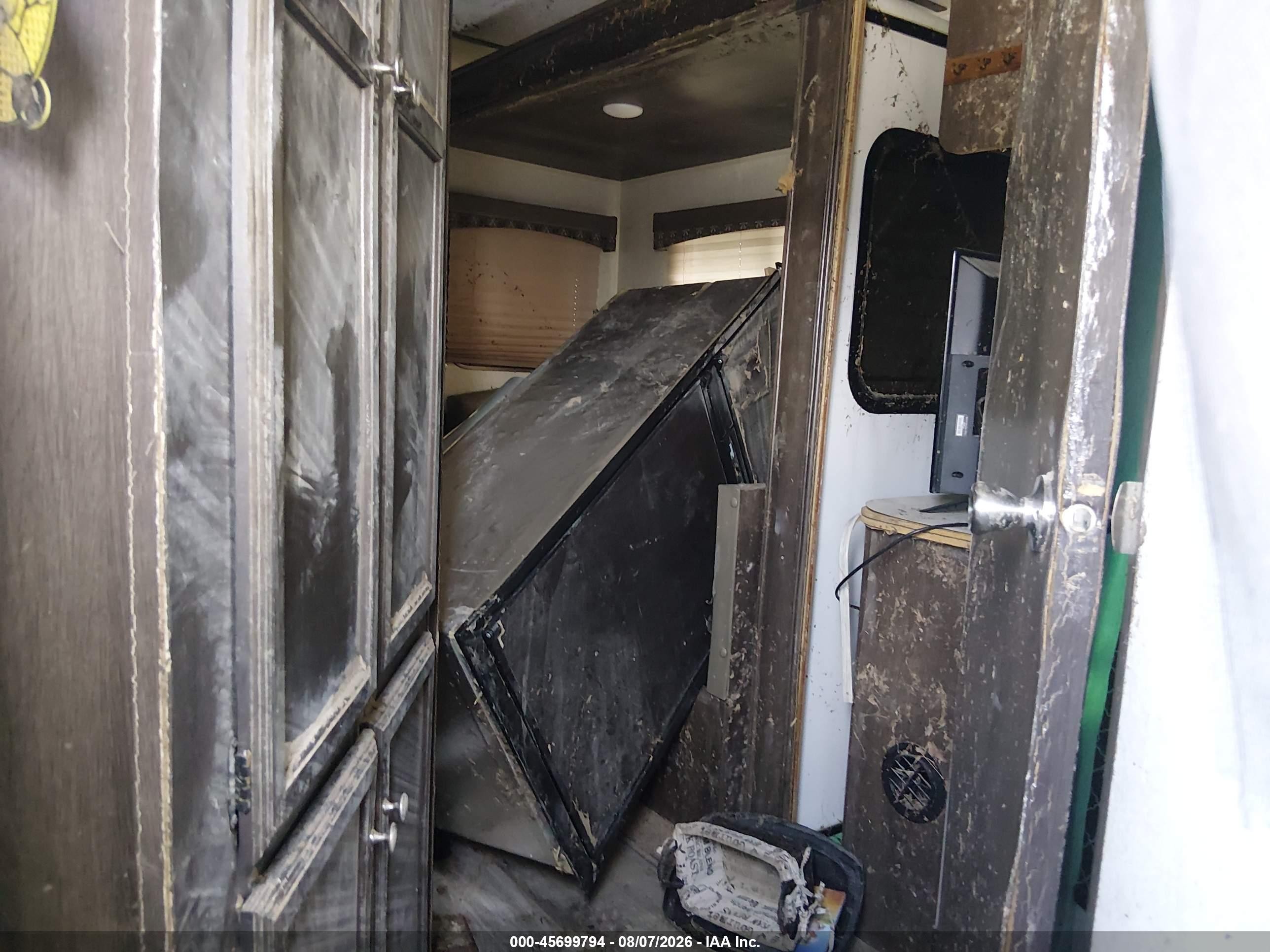 2018 Starcraft Autumn Ridge VIN 1SABS0BN1J2ZT5121 IAAI salvage auction — Water/Flood, Junk (Missouri), sold $50 on 2026-09-22 (photo 8)