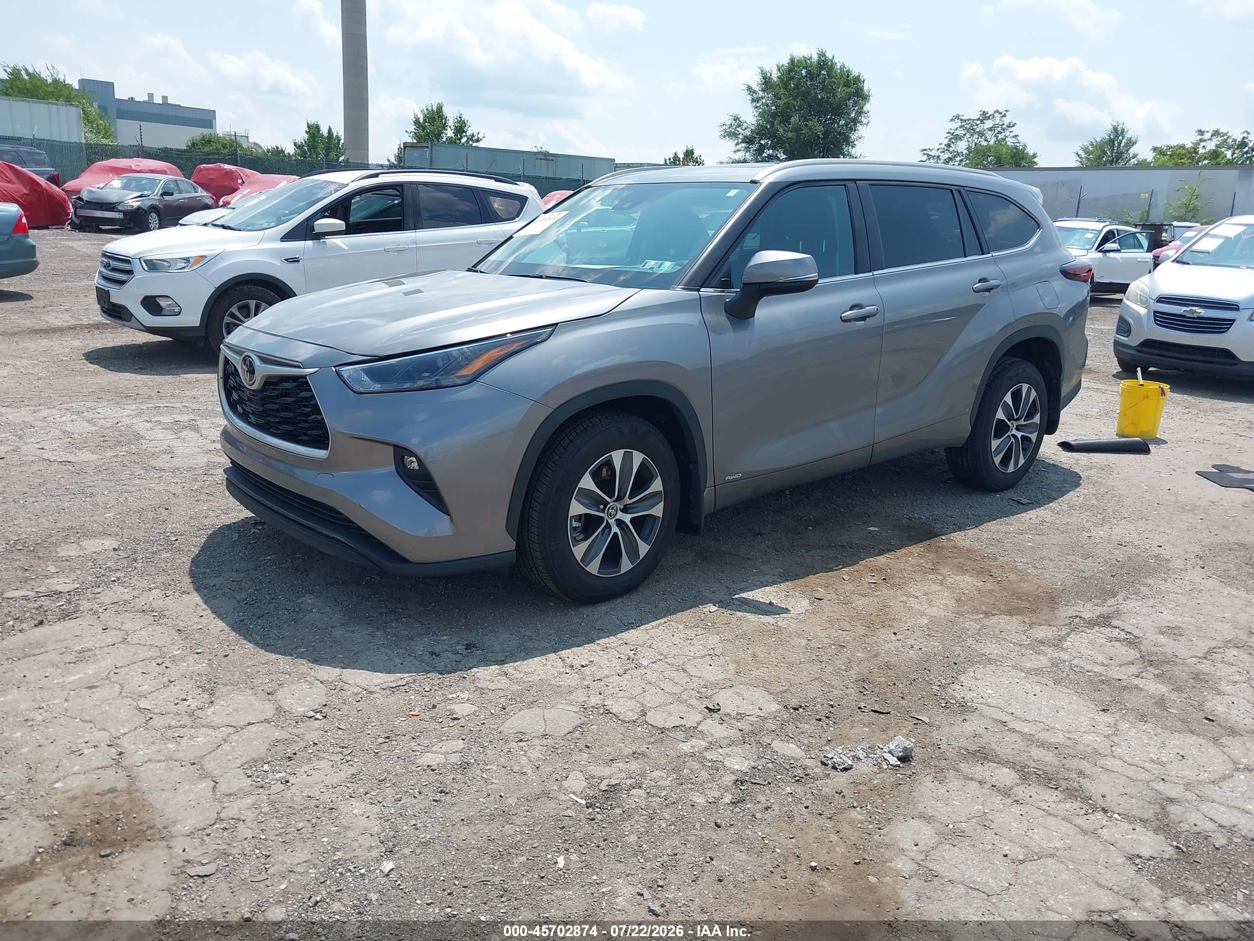 2026 Toyota Highlander Hybrid VIN 5TDKBRCH1TS703178 IAAI salvage auction — Side, Salvage (Pennsylvania), sold $22,800 on 2026-08-22 (photo 2)
