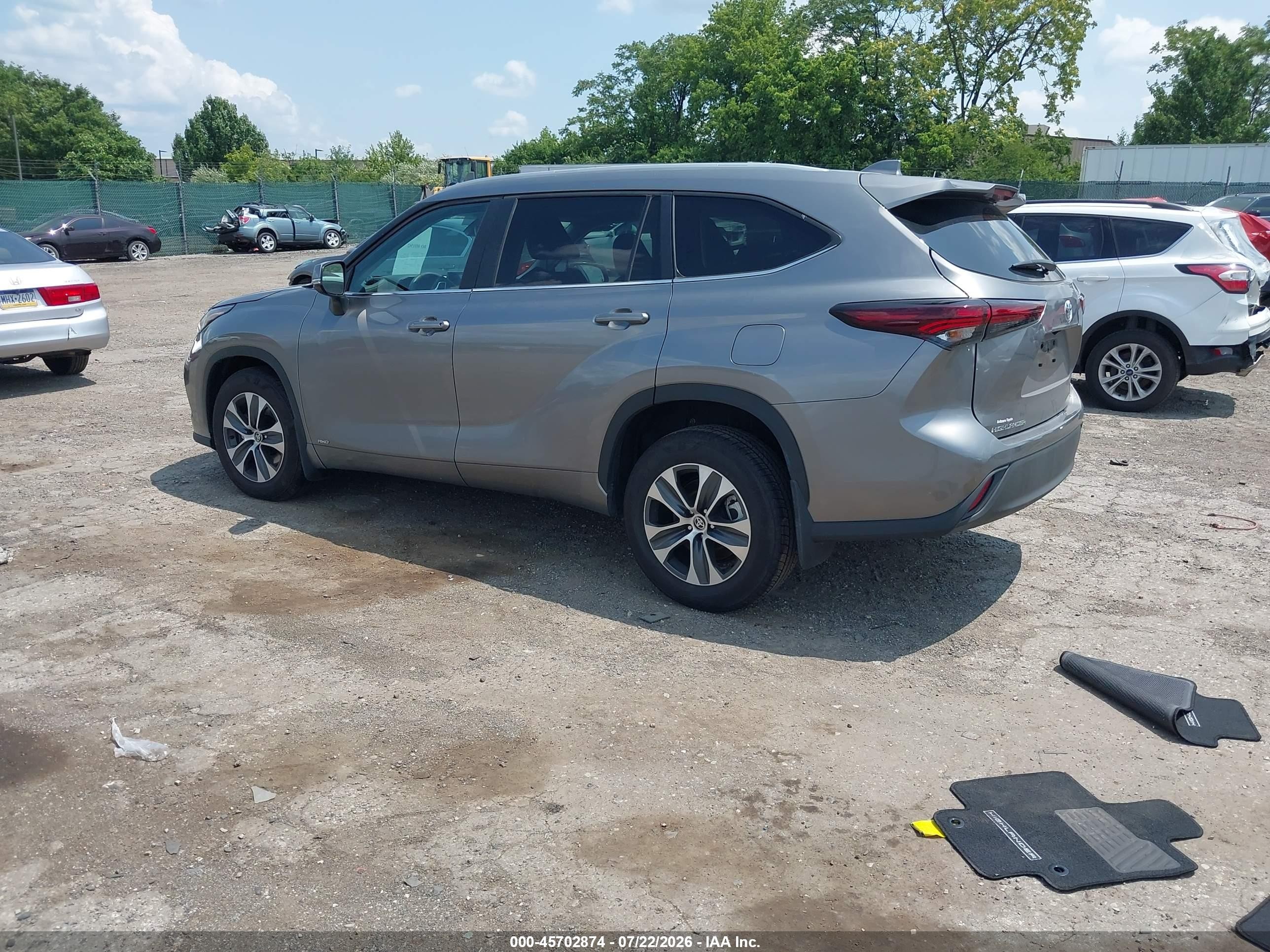 2026 Toyota Highlander Hybrid VIN 5TDKBRCH1TS703178 IAAI salvage auction — Side, Salvage (Pennsylvania), sold $22,800 on 2026-08-22 (photo 3)