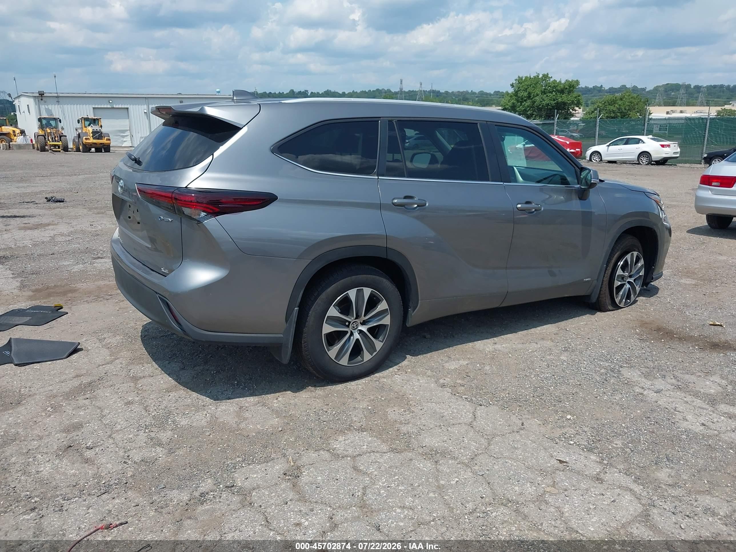 2026 Toyota Highlander Hybrid VIN 5TDKBRCH1TS703178 IAAI salvage auction — Side, Salvage (Pennsylvania), sold $22,800 on 2026-08-22 (photo 4)