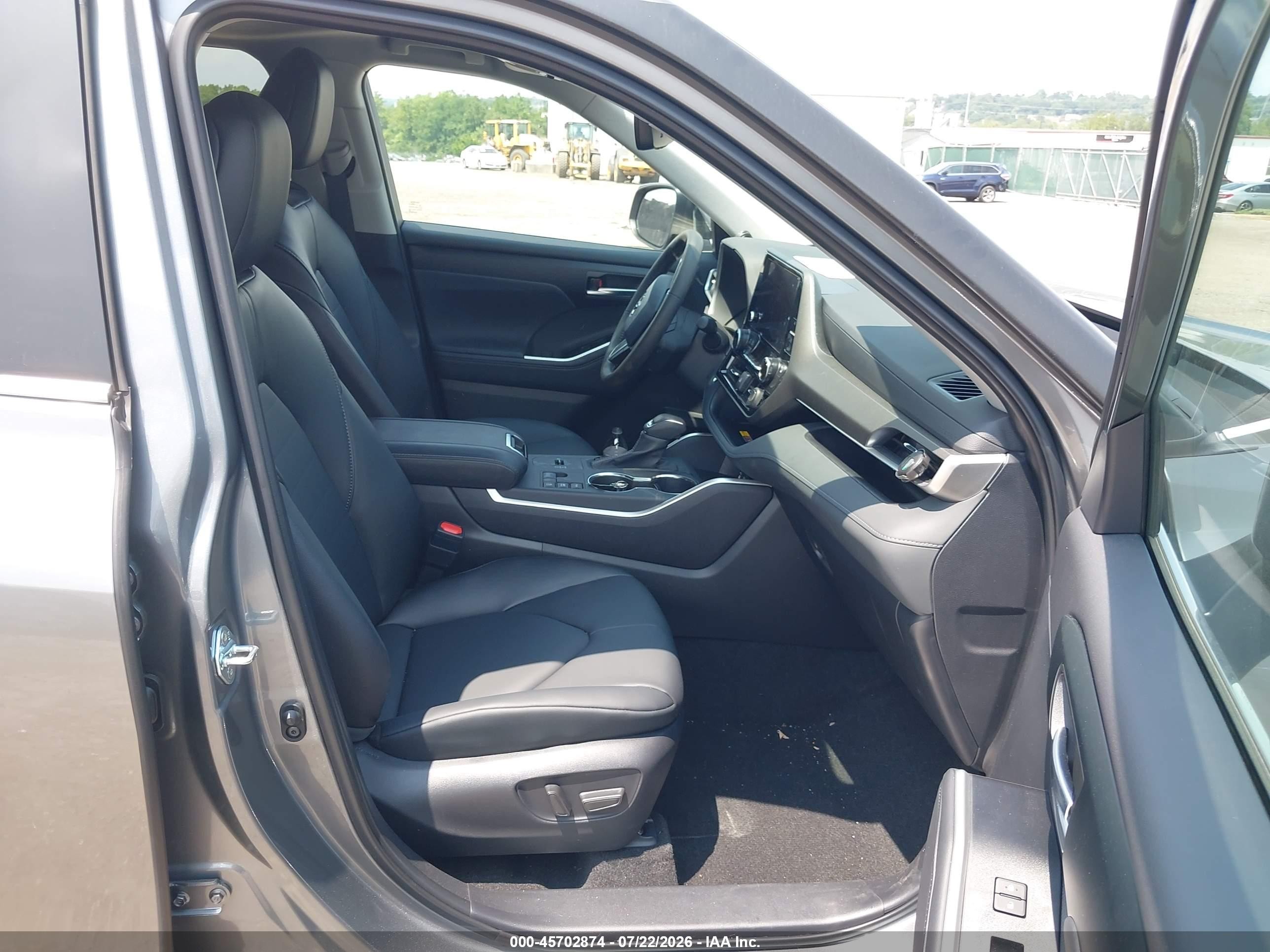 2026 Toyota Highlander Hybrid VIN 5TDKBRCH1TS703178 IAAI salvage auction — Side, Salvage (Pennsylvania), sold $22,800 on 2026-08-22 (photo 5)