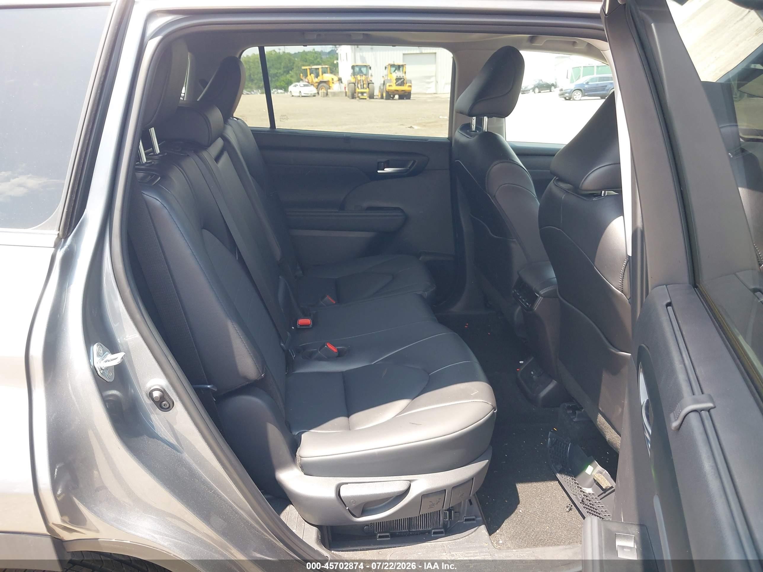 2026 Toyota Highlander Hybrid VIN 5TDKBRCH1TS703178 IAAI salvage auction — Side, Salvage (Pennsylvania), sold $22,800 on 2026-08-22 (photo 8)