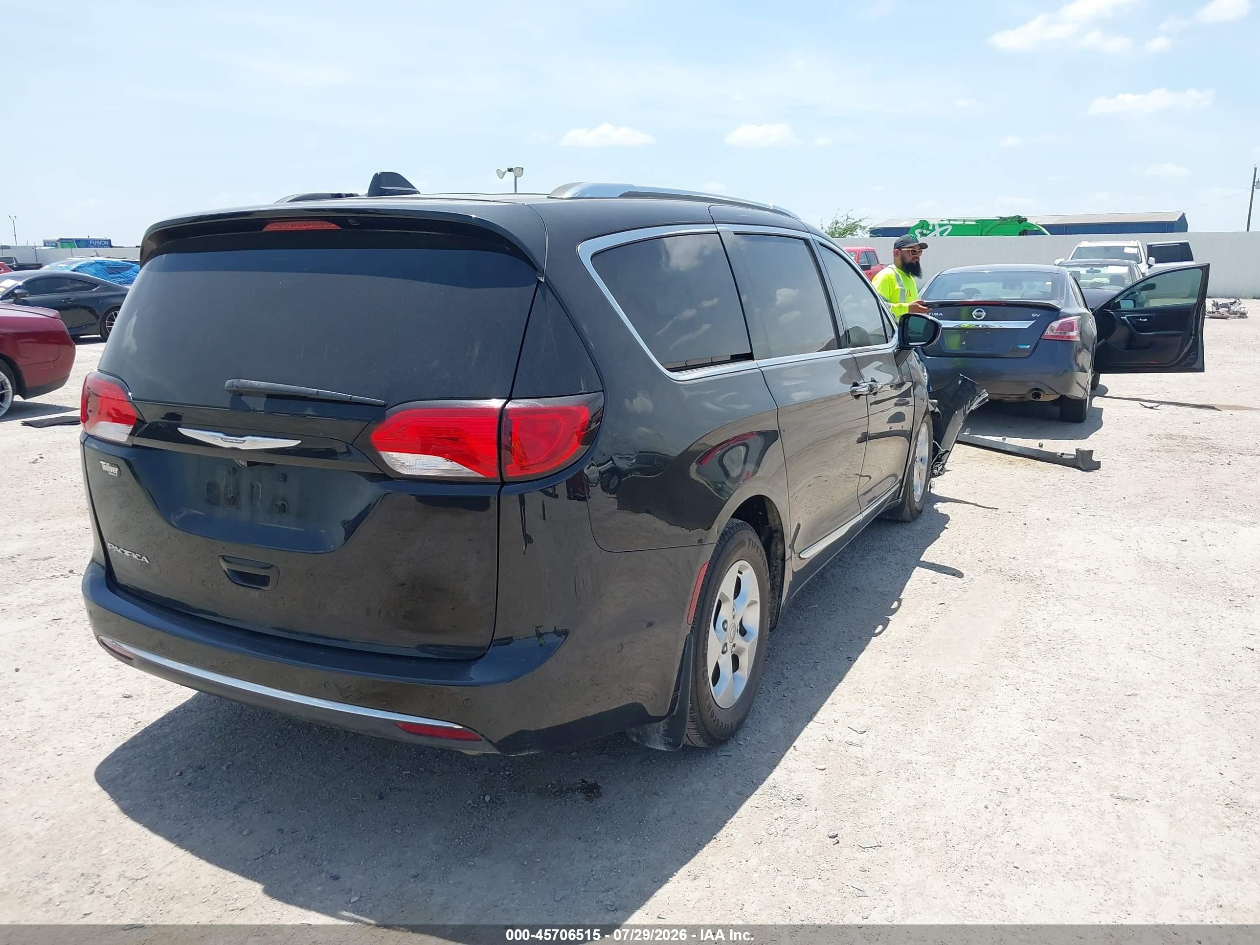 2017 Chrysler Pacifica VIN 2C4RC1EG9HR683988 IAAI salvage auction — Unknown, Salvage (Texas), sold $3,950 on 2026-09-11 (photo 4)