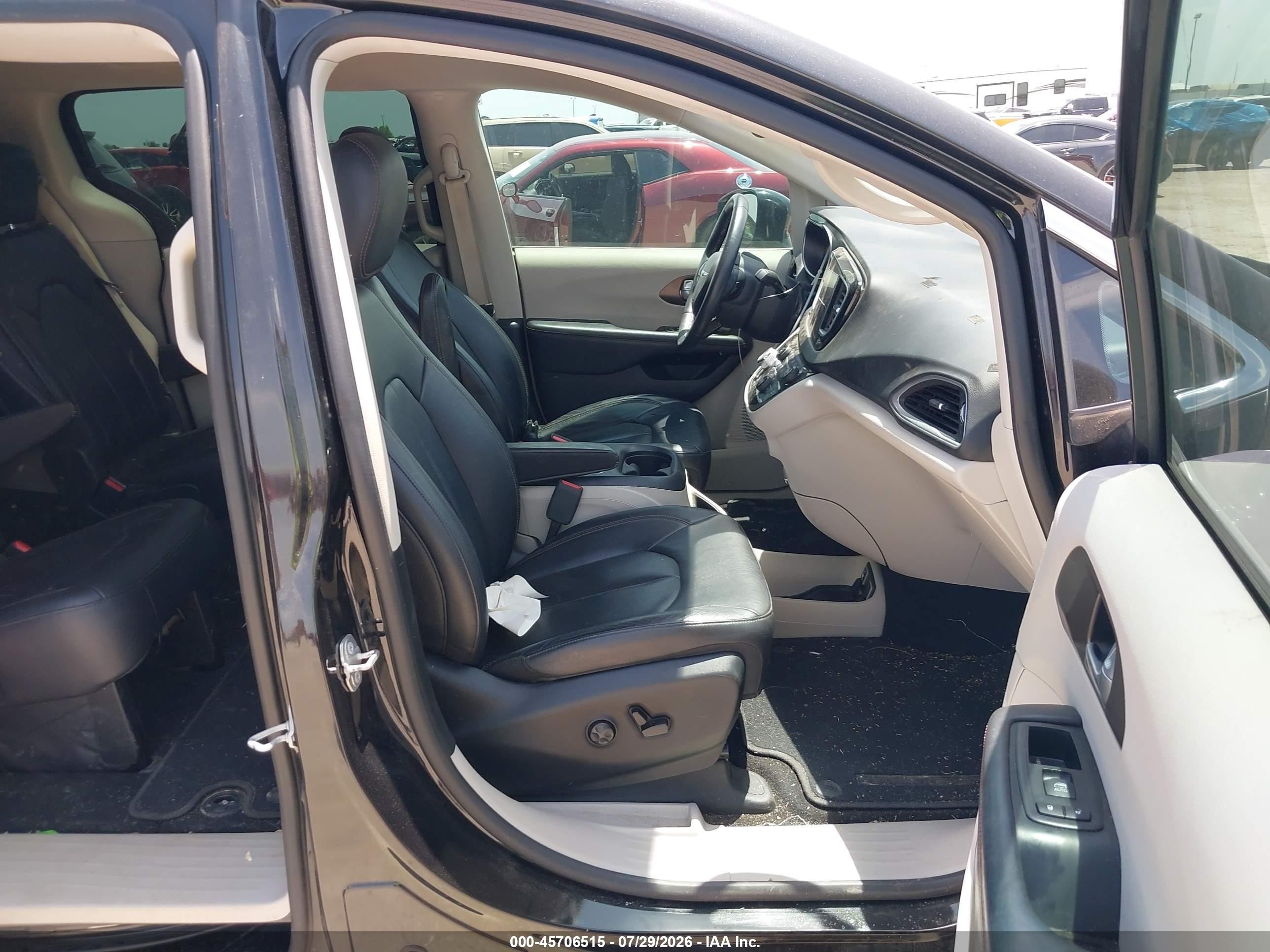 2017 Chrysler Pacifica VIN 2C4RC1EG9HR683988 IAAI salvage auction — Unknown, Salvage (Texas), sold $3,950 on 2026-09-11 (photo 5)