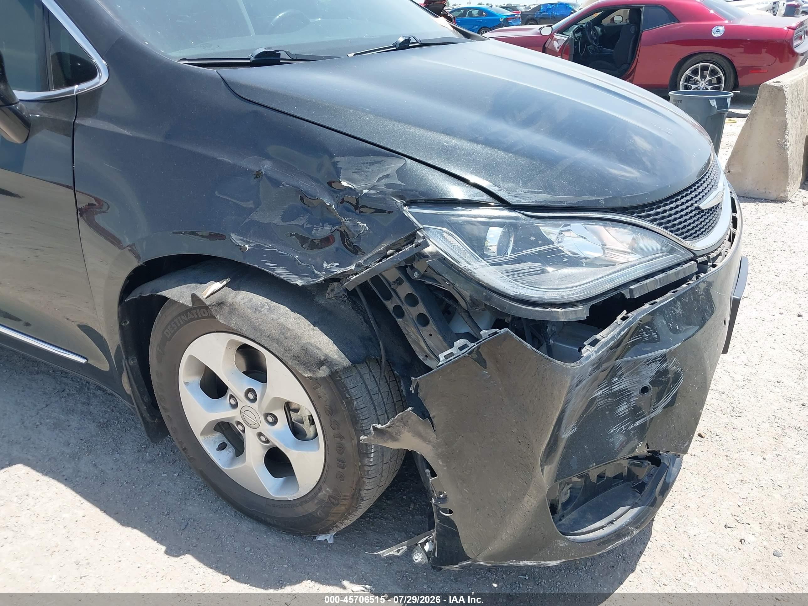 2017 Chrysler Pacifica VIN 2C4RC1EG9HR683988 IAAI salvage auction — Unknown, Salvage (Texas), sold $3,950 on 2026-09-11 (photo 6)