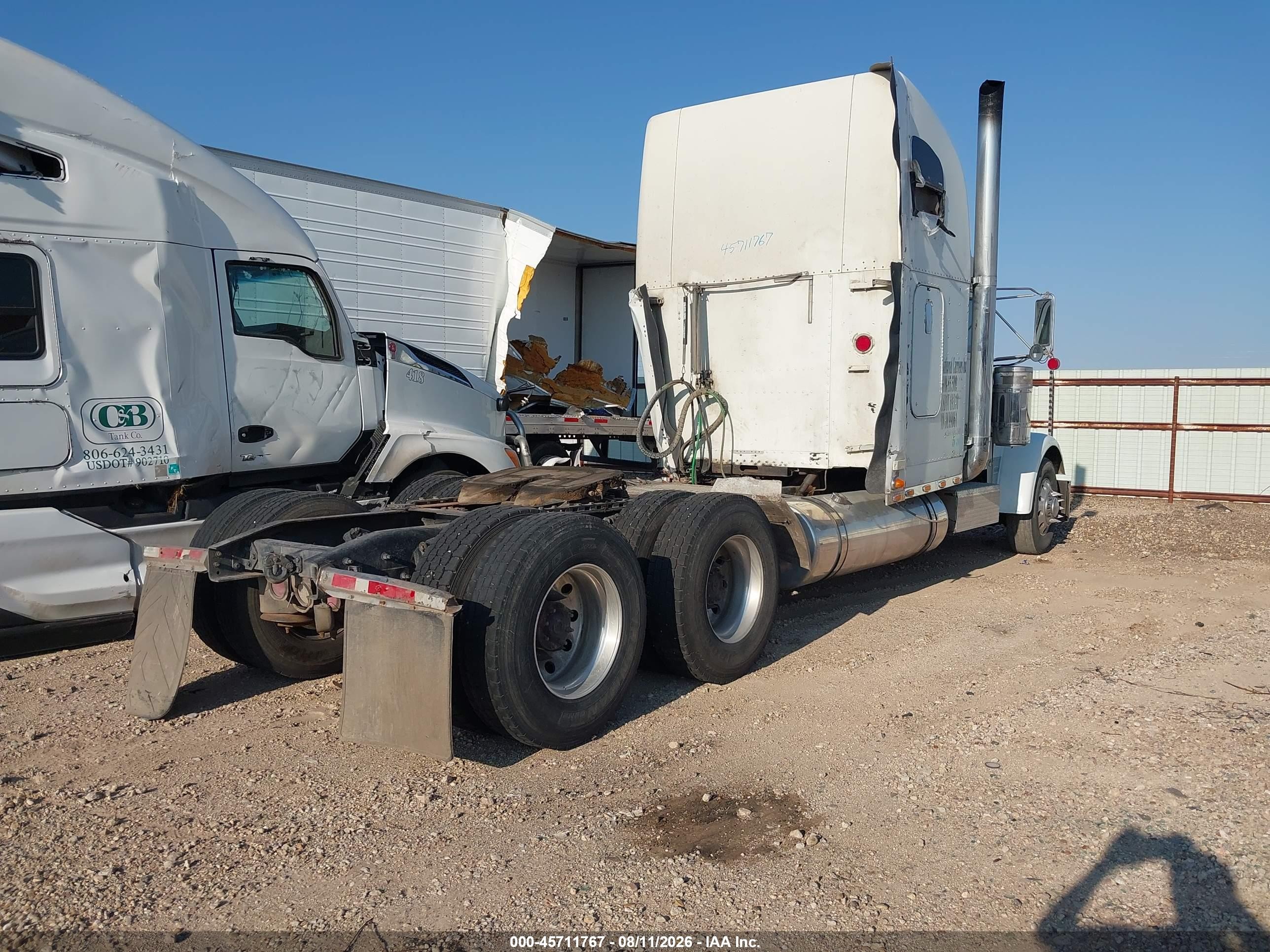2005 Freightliner Conventional VIN 1FUJAPAV65DU99061 IAAI salvage auction — Side, Salvage (Texas), sold $8,500 on 2026-09-23 (photo 4)