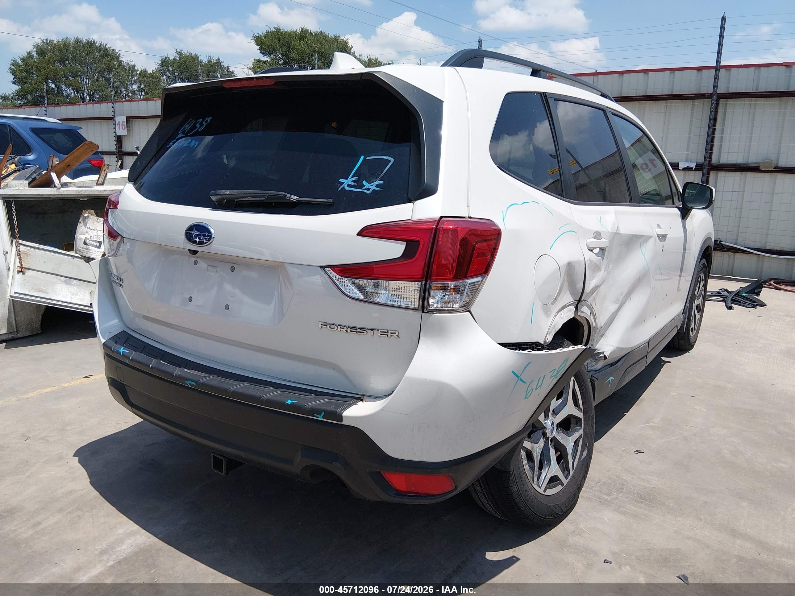 2020 Subaru Forester VIN JF2SKAJC9LH542500 IAAI salvage auction — Side, Salvage (Texas), sold $3,250 on 2026-09-01 (photo 4)