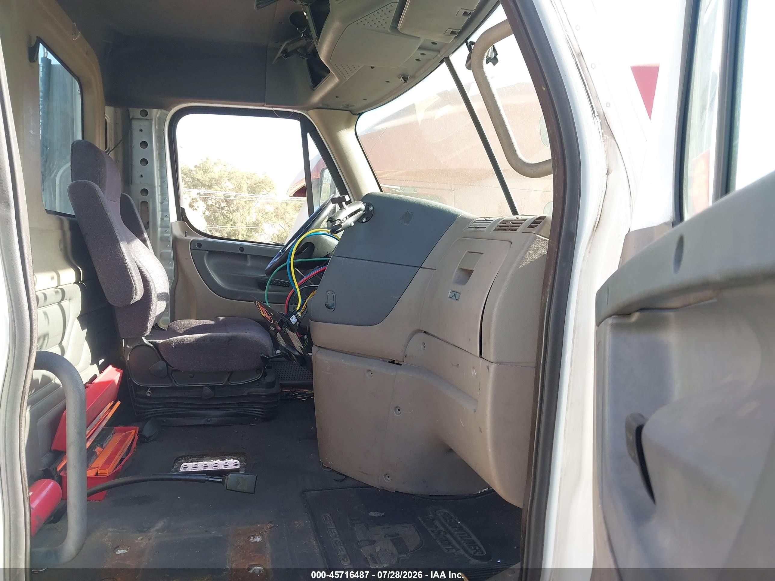 2012 Freightliner Cascadia 113 VIN 1FUBGADV6CLBJ3191 IAAI salvage auction — Stripped, Clear (Tennessee), sold $1,400 on 2026-09-10 (photo 5)