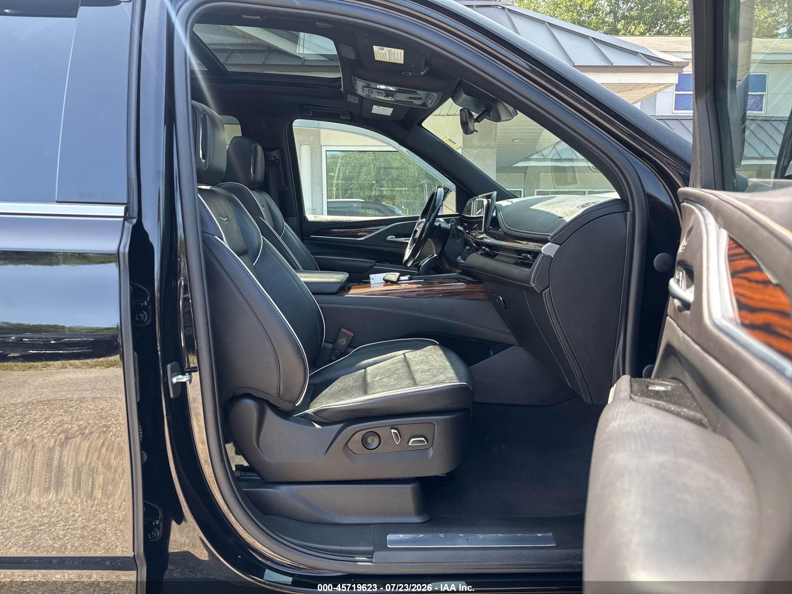 2022 Cadillac Escalade VIN 1GYS4KKL5NR278597 IAAI salvage auction — Normal Wear, Clear (Massachusetts), sold $36,900 on 2026-08-11 (photo 5)