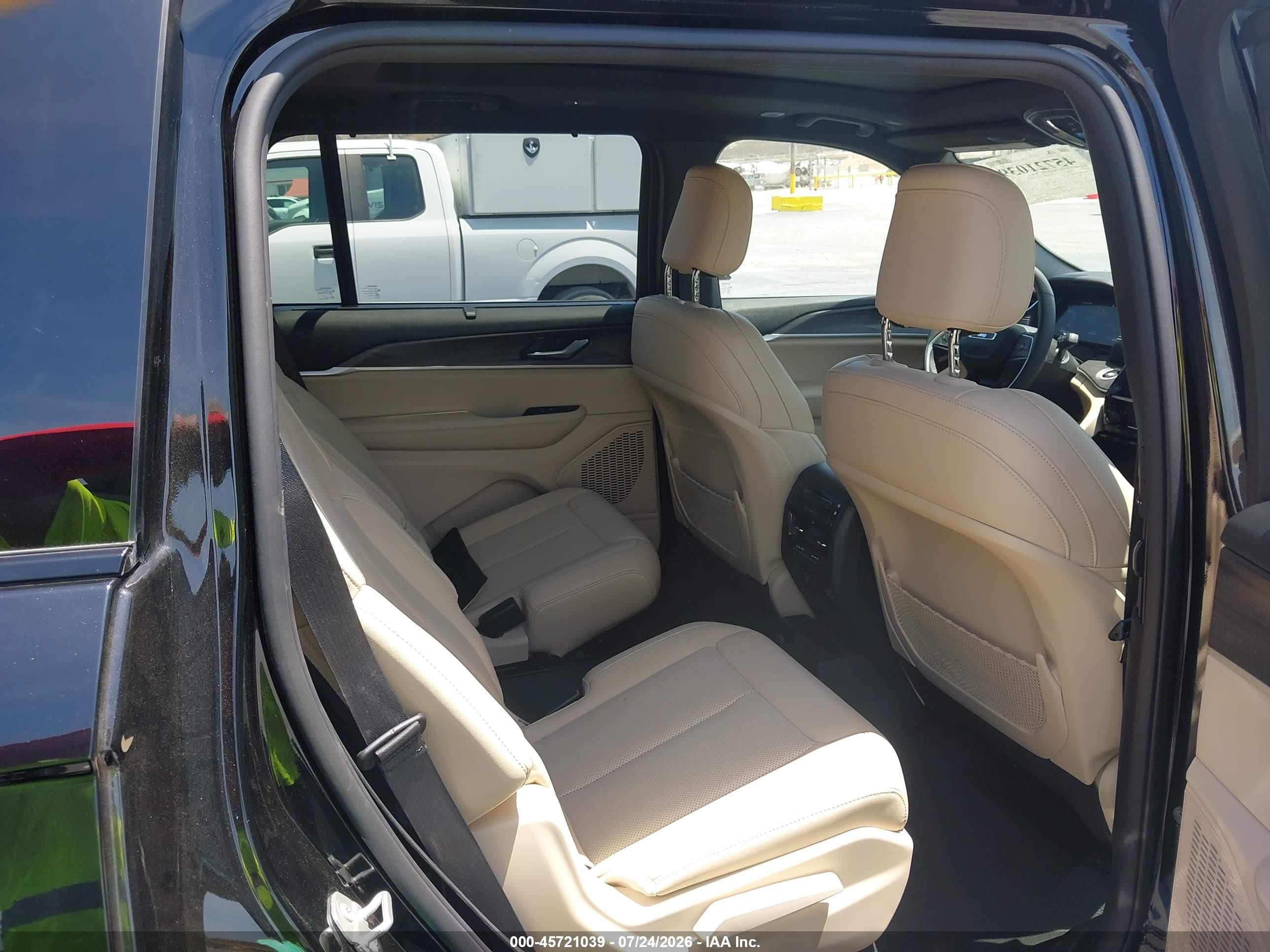 2023 Jeep Grand cherokee VIN 1C4RJKBG4P8869190 IAAI salvage auction — Side, Salvage (California), sold $13,750 on 2026-09-11 (photo 8)