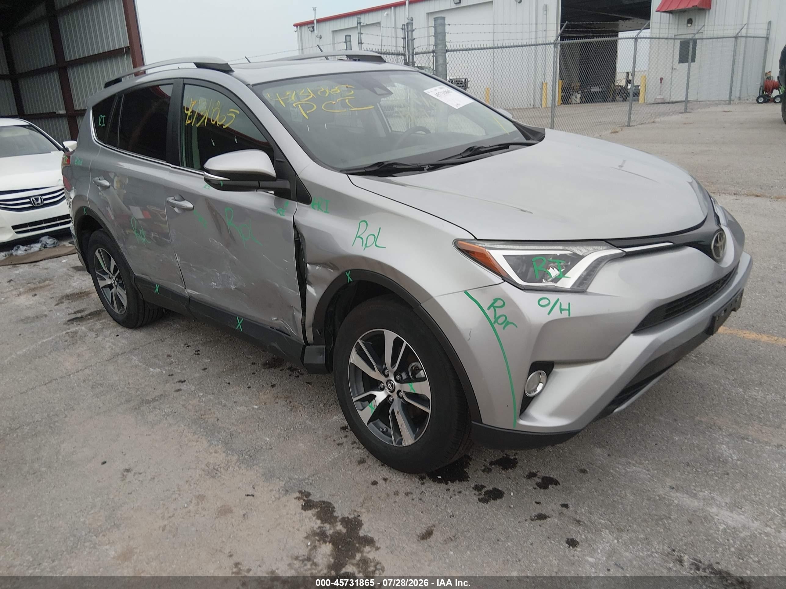 2018 Toyota RAV4 VIN 2T3WFREV0JW423580 — IAAI salvage auction photo