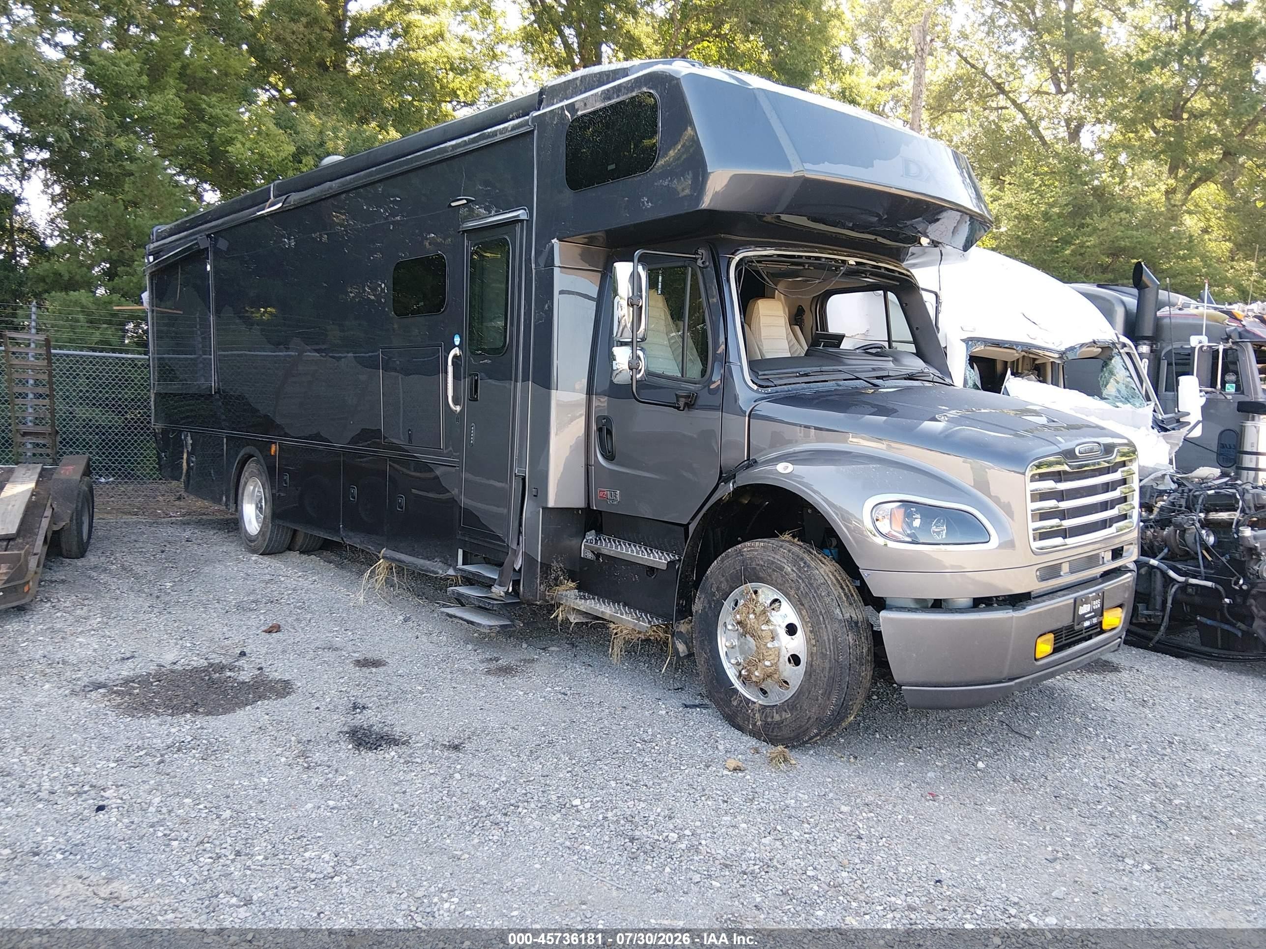 2025 Freightliner M2 106 VIN 1FVACXFE4SHVW9871 IAAI salvage auction — Rollover, Salvage (Tennessee), sold $26,900 on 2026-10-02 (photo 1)