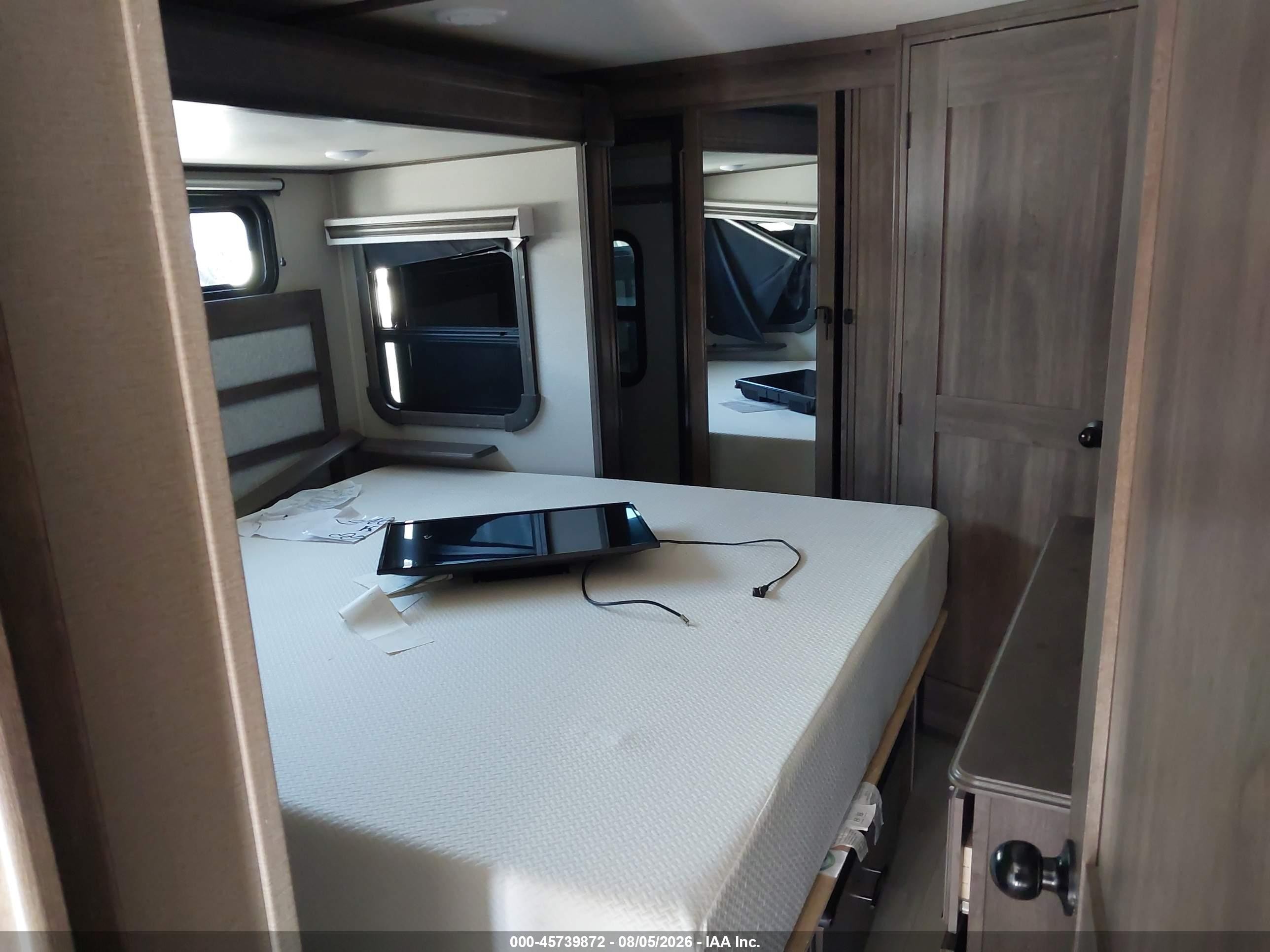 2021 Winnebago Other VIN 573FS4425MAA05858 IAAI salvage auction — Side, Clear (North Dakota), sold $8,800 on 2026-10-06 (photo 5)