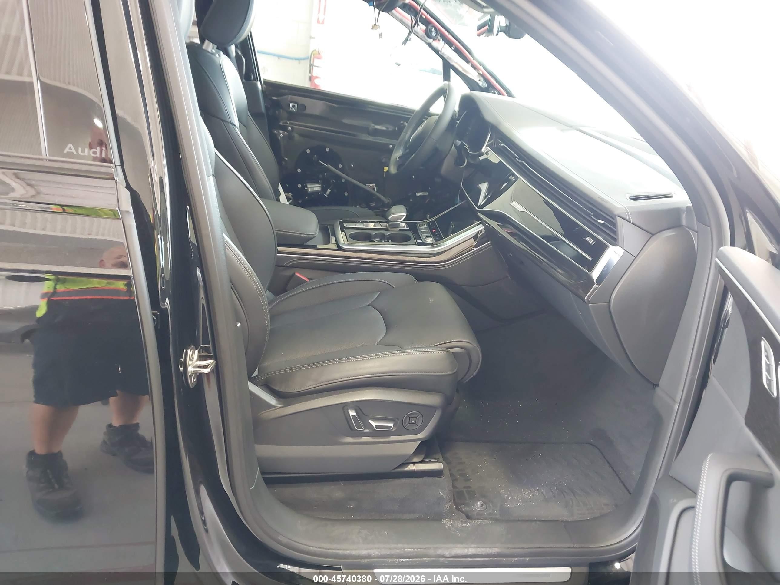 2025 Audi Q7 VIN WA1VVBF75SD016868 IAAI salvage auction — Front & Rear, Rebuildable (Florida), sold $30,750 on 2026-09-24 (photo 5)