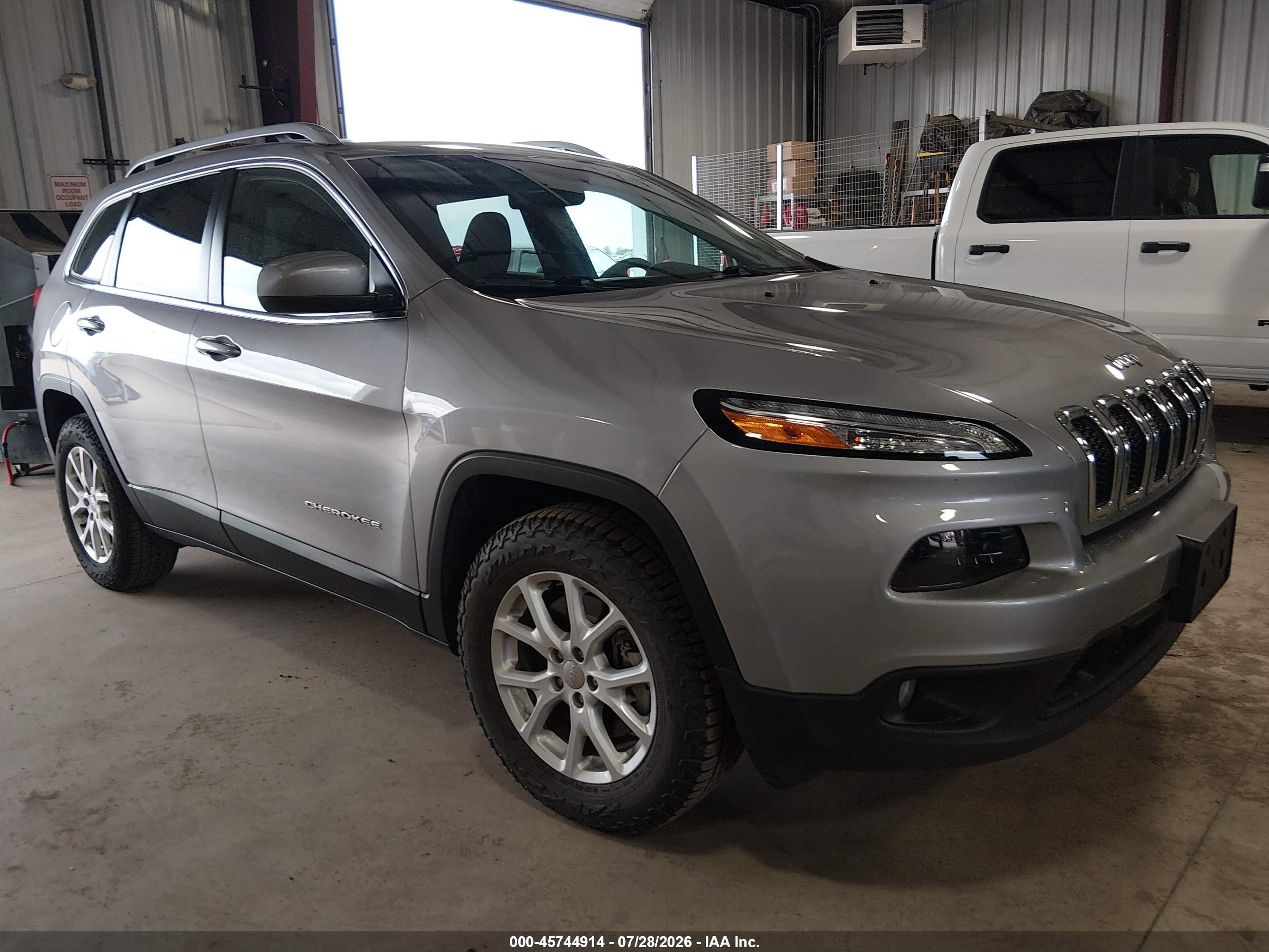 2018 Jeep Cherokee VIN 1C4PJMCB8JD528427 — IAAI salvage auction photo