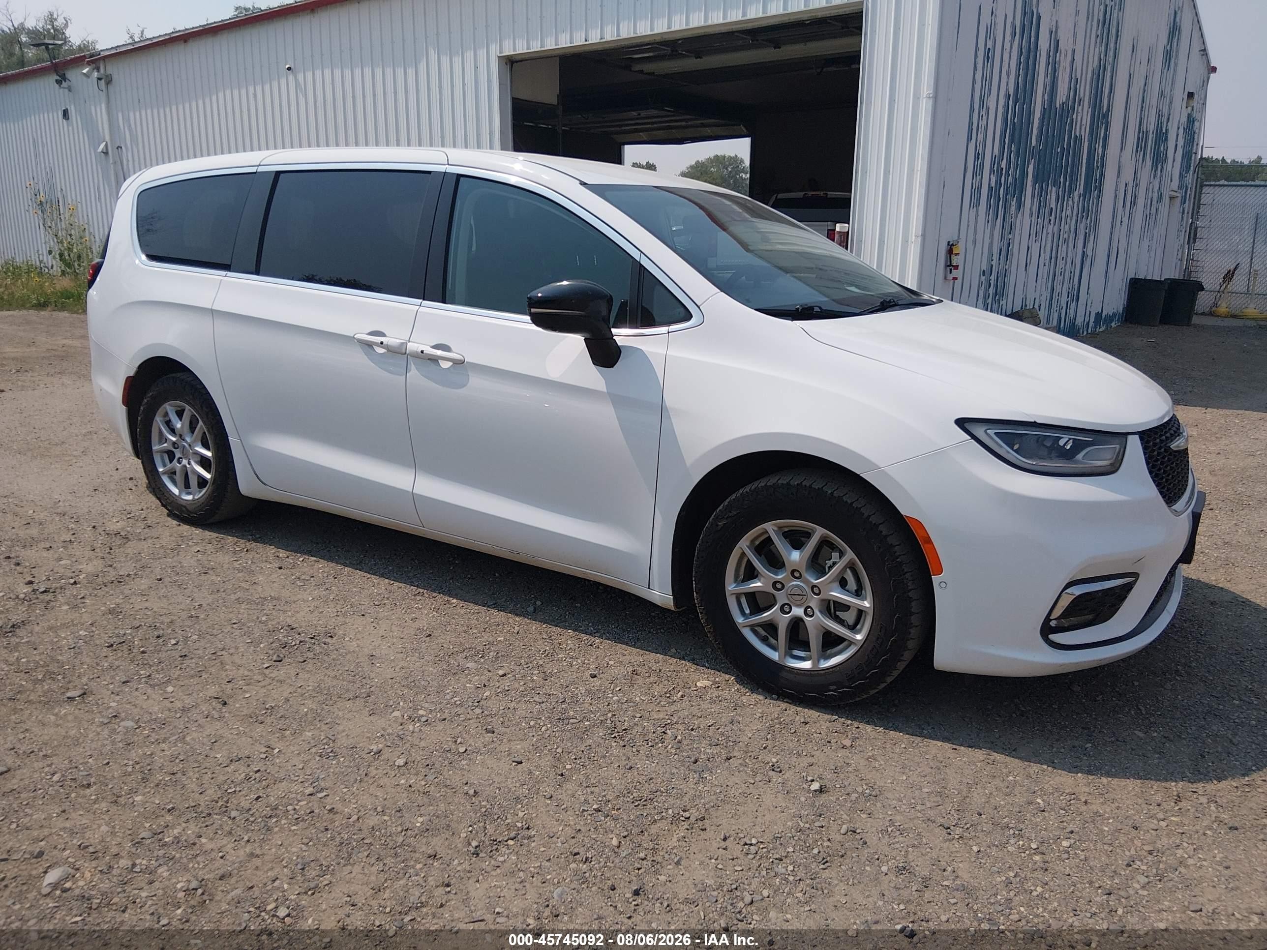 2024 Chrysler Pacifica VIN 2C4RC1BG3RR186537 — IAAI salvage auction photo