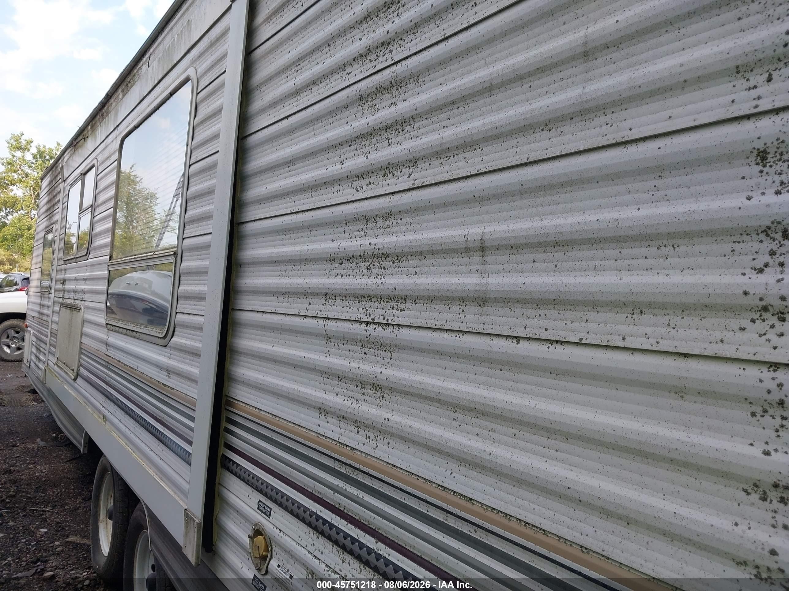 2004 Cherokee by forest r Lite travel trailer VIN 4X4TCKD2X4P090969 IAAI salvage auction — Electrical, Salvage (Ohio), sold $100 on 2026-09-08 (photo 3)