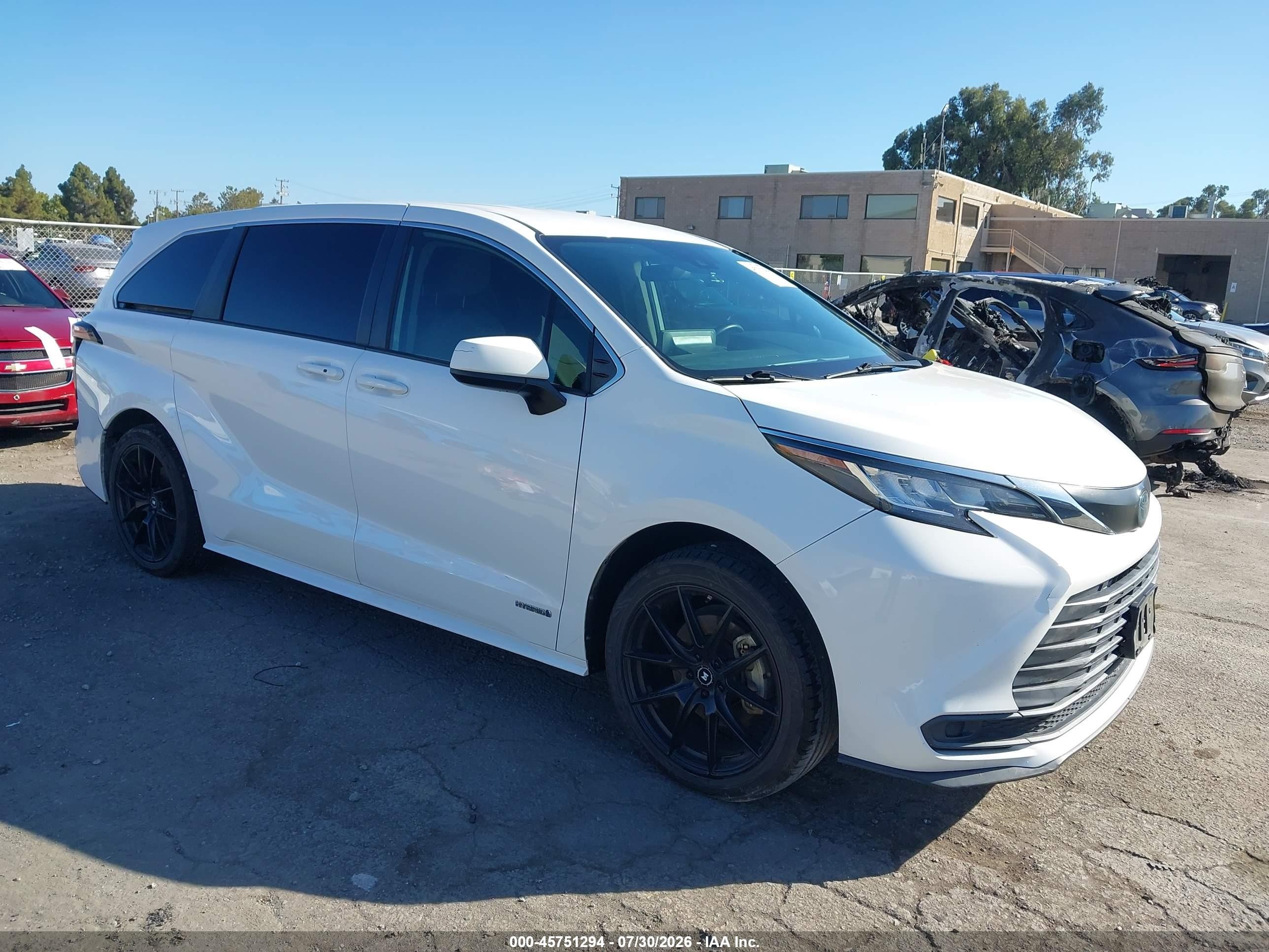 2021 Toyota Sienna VIN 5TDKRKEC8MS016690 — IAAI salvage auction photo
