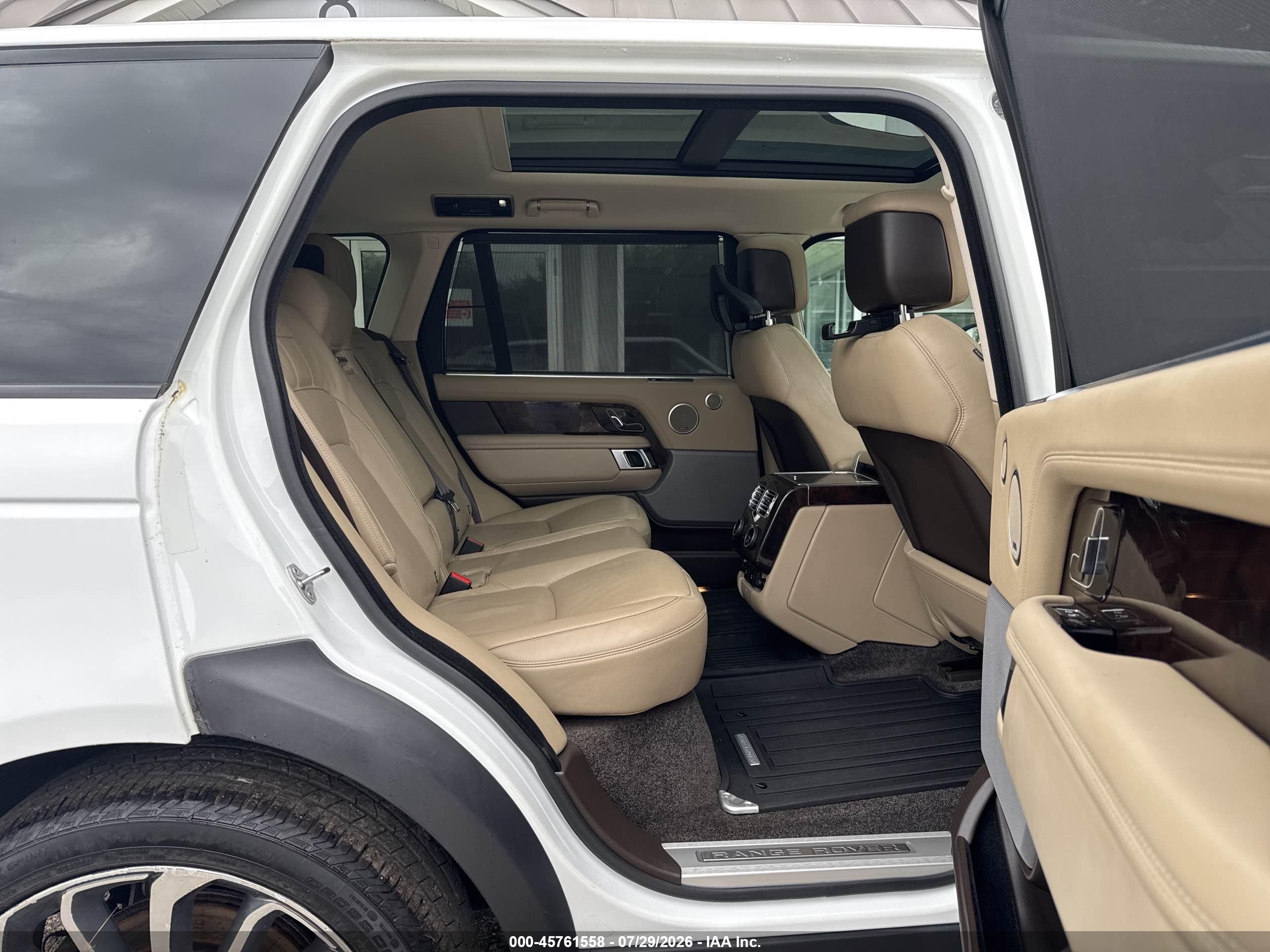 2018 Land Rover Range Rover VIN SALGS5RE3JA380542 IAAI salvage auction — Normal Wear, Clear (New Jersey), sold $19,300 on 2026-08-26 (photo 8)