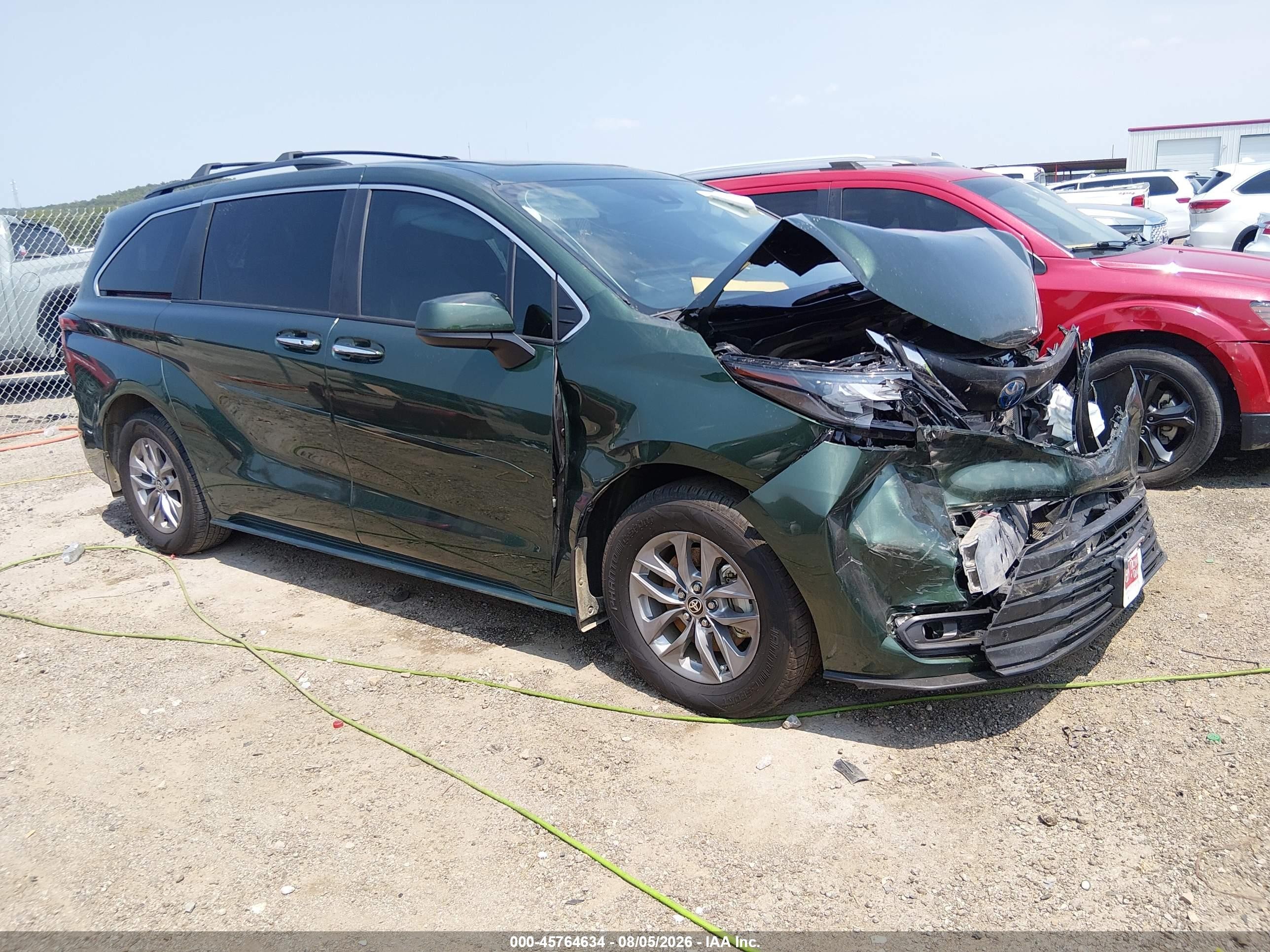 2025 Toyota Sienna VIN 5TDYRKECXSS280601 — IAAI salvage auction photo