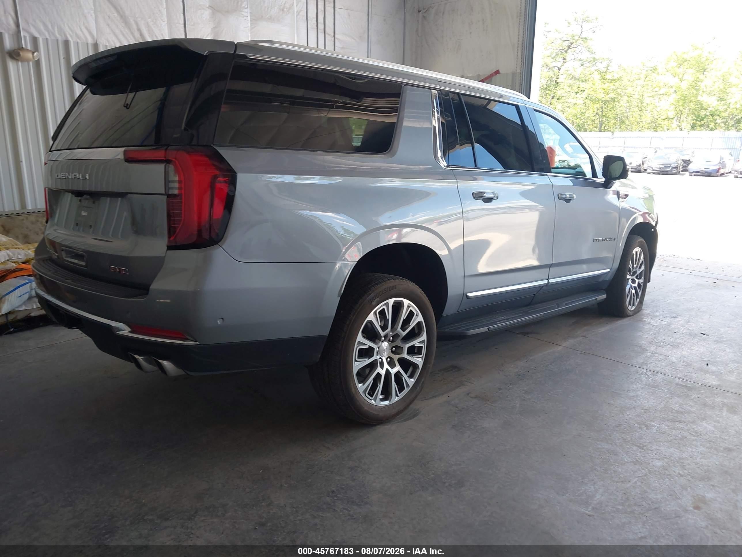 2025 GMC Yukon XL VIN 1GKS2JRL9SR248773 IAAI salvage auction — Front End, Clear (Florida), sold $39,500 on 2026-08-15 (photo 4)
