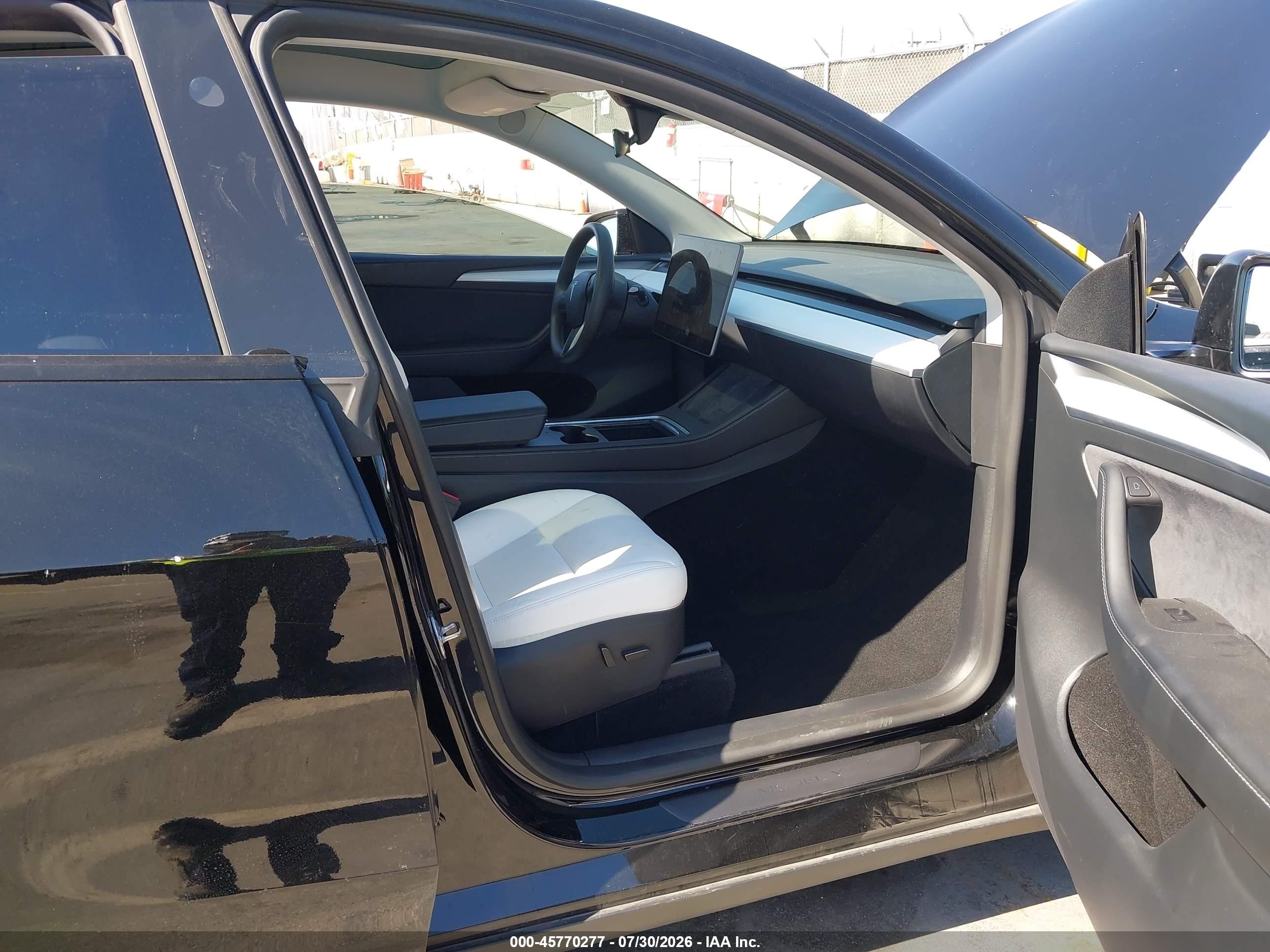 2025 Tesla Model y VIN 7SAYGDED7SF231017 IAAI salvage auction — Rear End, Salvage (California), sold $9,625 on 2026-09-03 (photo 5)