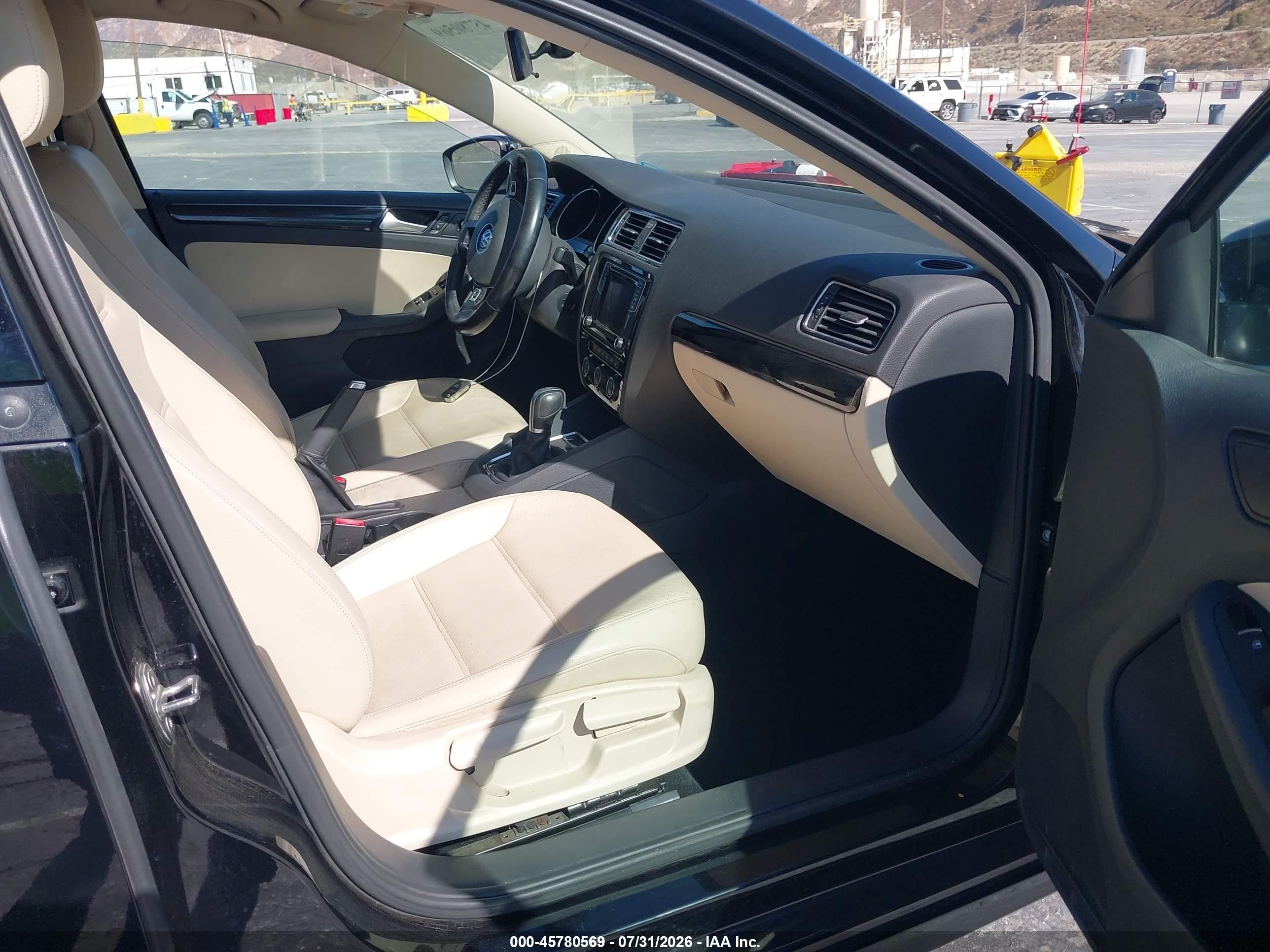 2017 Volkswagen Jetta VIN 3VWL17AJ4HM373297 IAAI salvage auction — Unknown, Salvage (California), sold $1,750 on 2026-09-11 (photo 5)