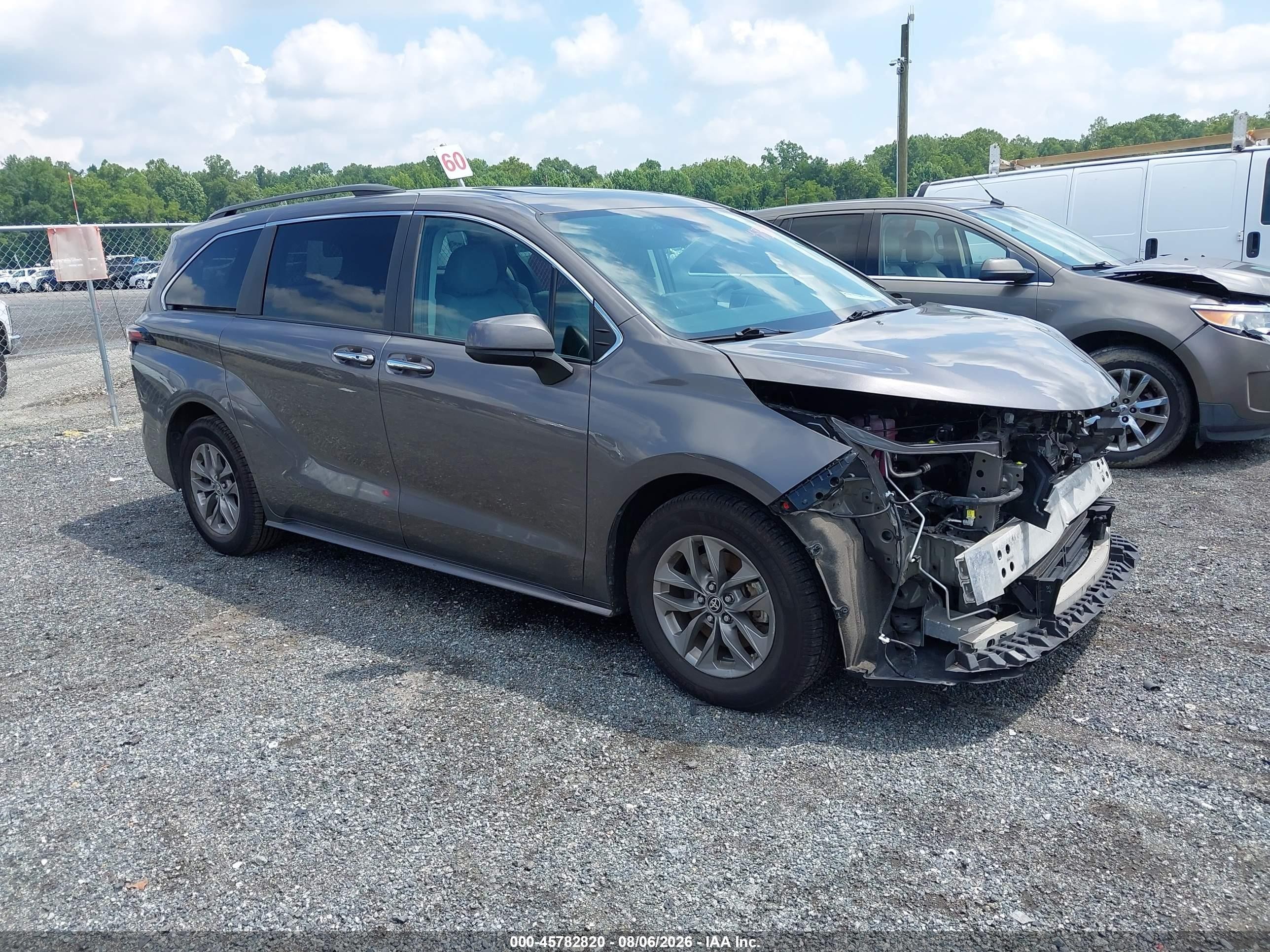 2024 Toyota Sienna VIN 5TDYRKEC0RS186799 — IAAI salvage auction photo